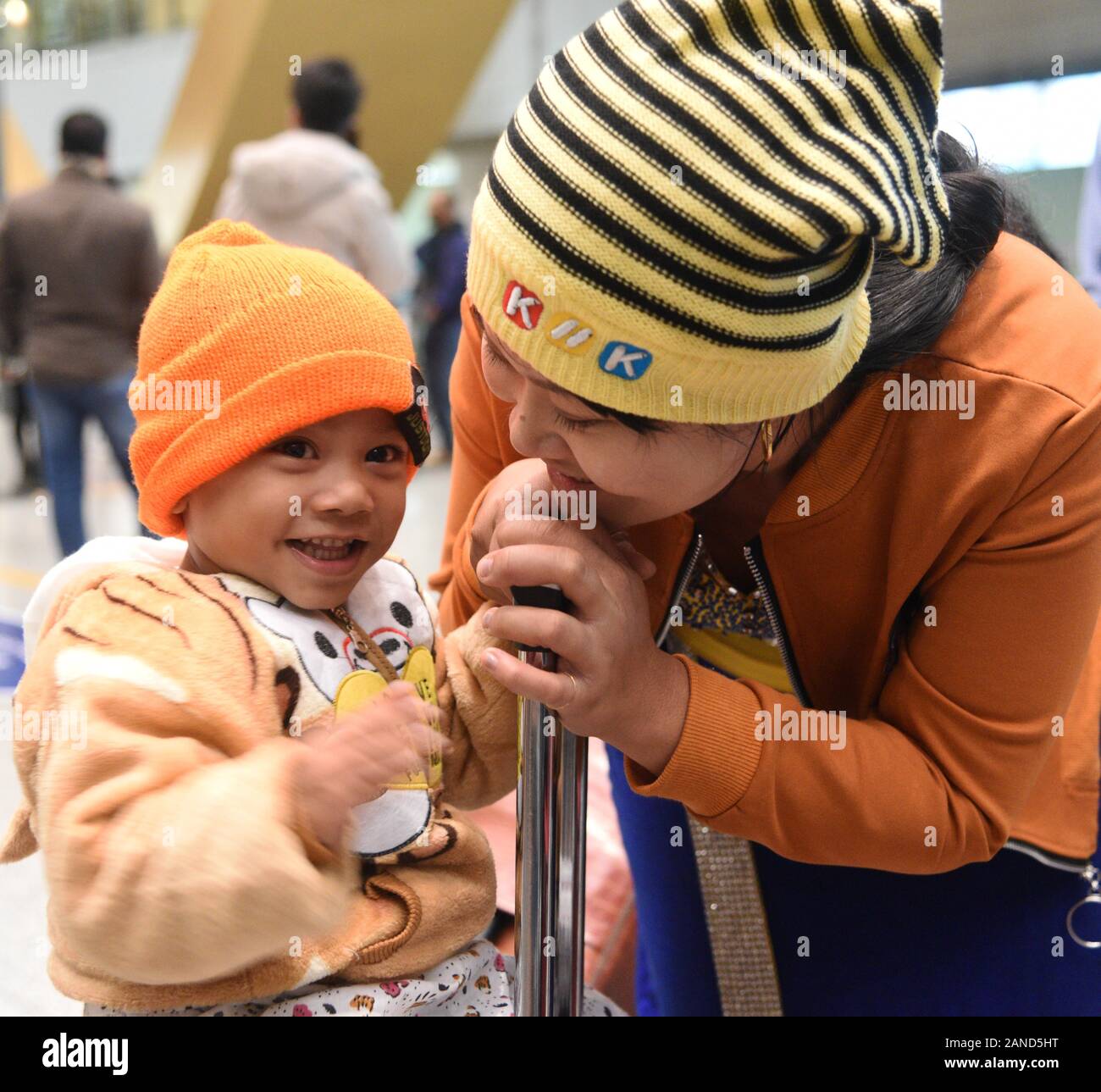 Die Myanmar Kinder mit angeborenen Herzfehlern und ihre Eltern kommen an einem Flughafen in Kunming City, south-west China Yunnan Provinz, 4. Dezember Stockfoto
