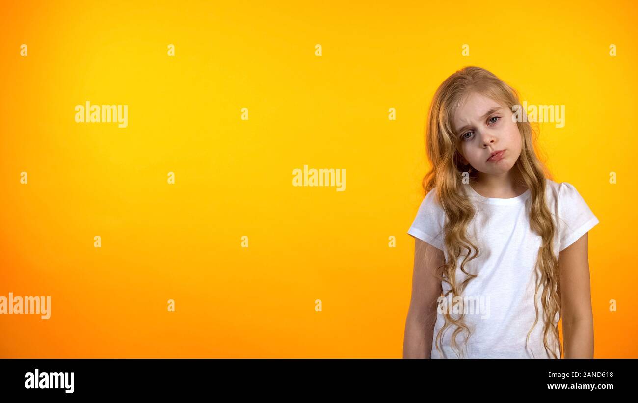 Adorable blonde Mädchen das Gefühl erschöpft nach der Schule, Mangel an Energie, avitaminose Stockfoto