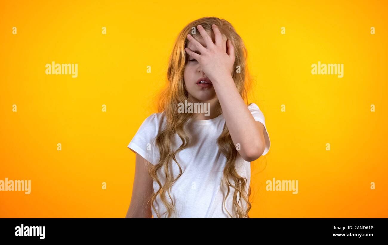 Erschöpft Mädchen machen facepalm Geste, Gefühl, Mangel an Energie, avitaminose Stockfoto