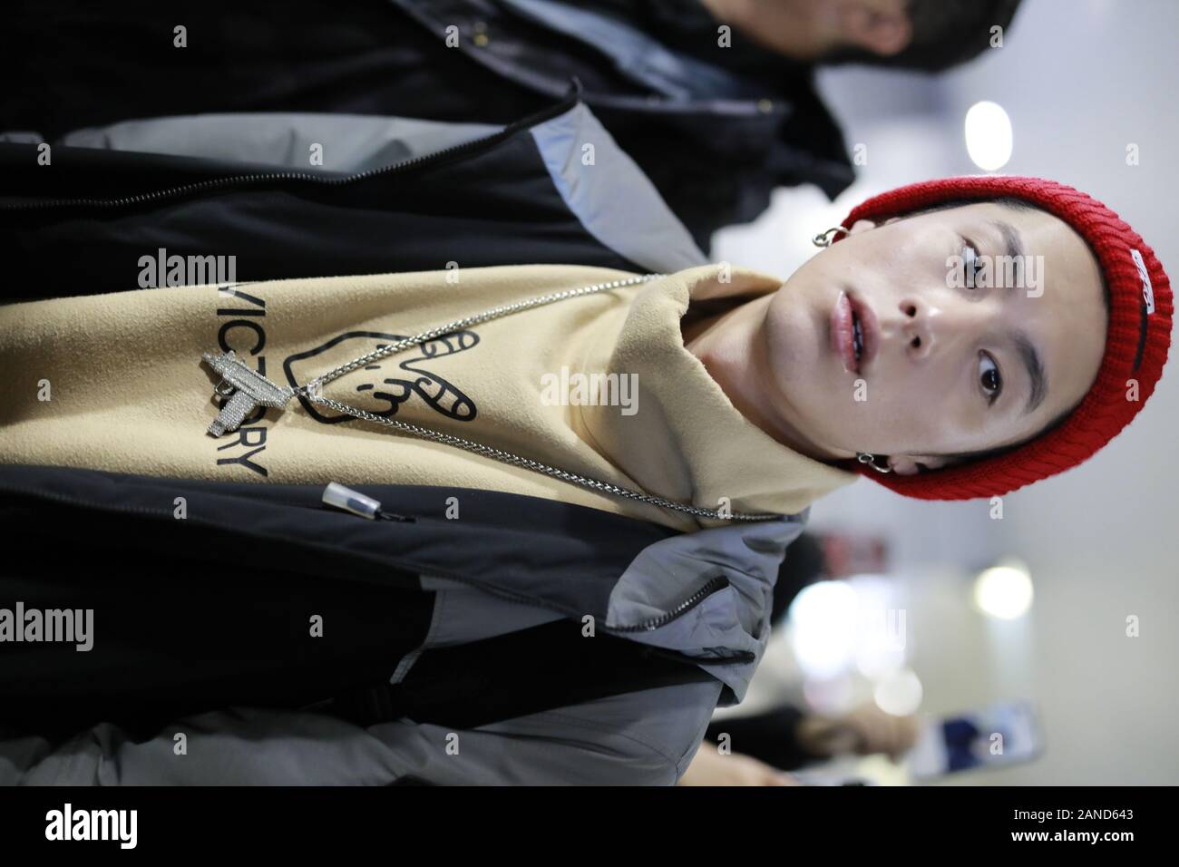 ------ Chinesische Schauspieler Dylan Wang Hedi der neuen Lineup von chinesischer Junge Gruppe F4 zeigt sich an einem Flughafen, Shanghai, China, 15. November 2018. *** Lokale C Stockfoto