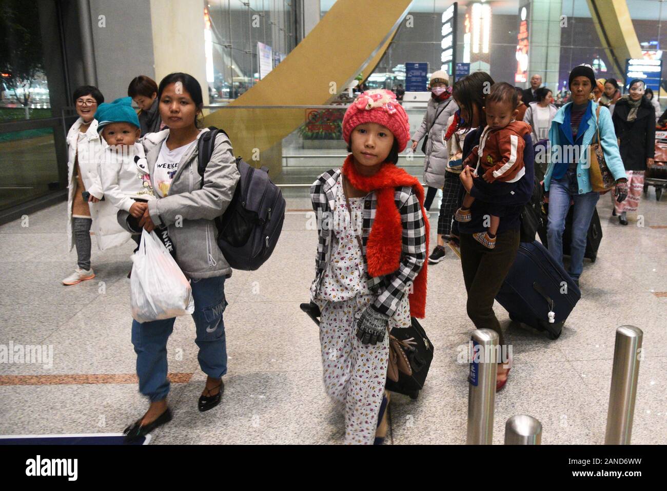 Die Myanmar Kinder mit angeborenen Herzfehlern und ihre Eltern kommen an einem Flughafen in Kunming City, south-west China Yunnan Provinz, 4. Dezember Stockfoto