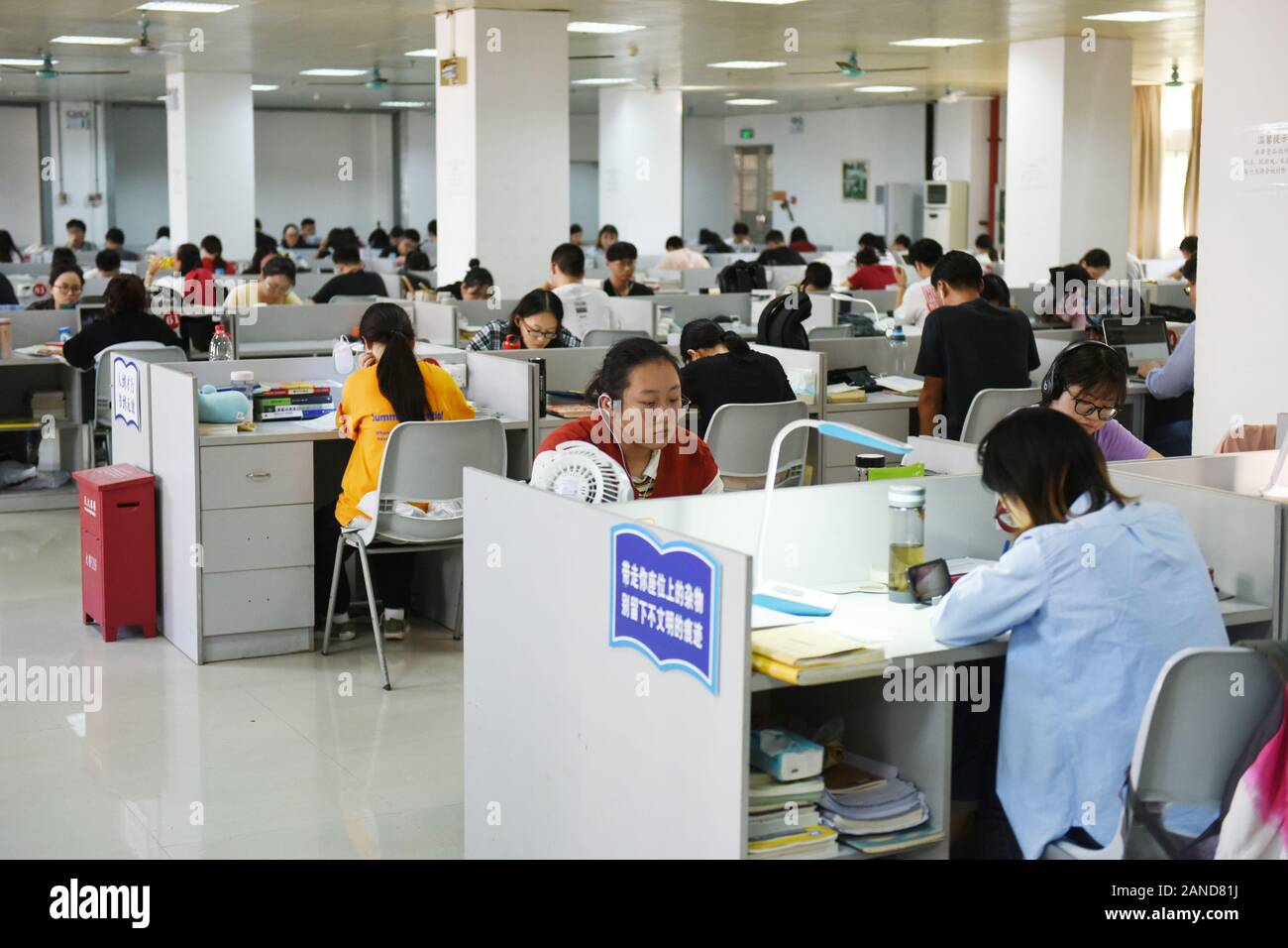 Bewerber Studium an der Bibliothek von Shenyang Agricultural University für die kommende Chinas postgraduale Admission Test, auch als Nationale Postg bekannt Stockfoto