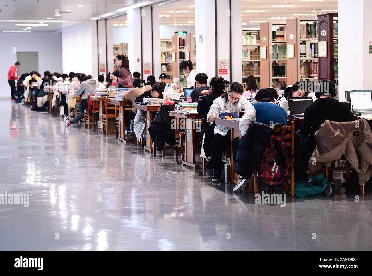 Bewerber Studium an der Bibliothek von Shenyang Agricultural University für die kommende Chinas postgraduale Admission Test, auch als Nationale Postg bekannt Stockfoto