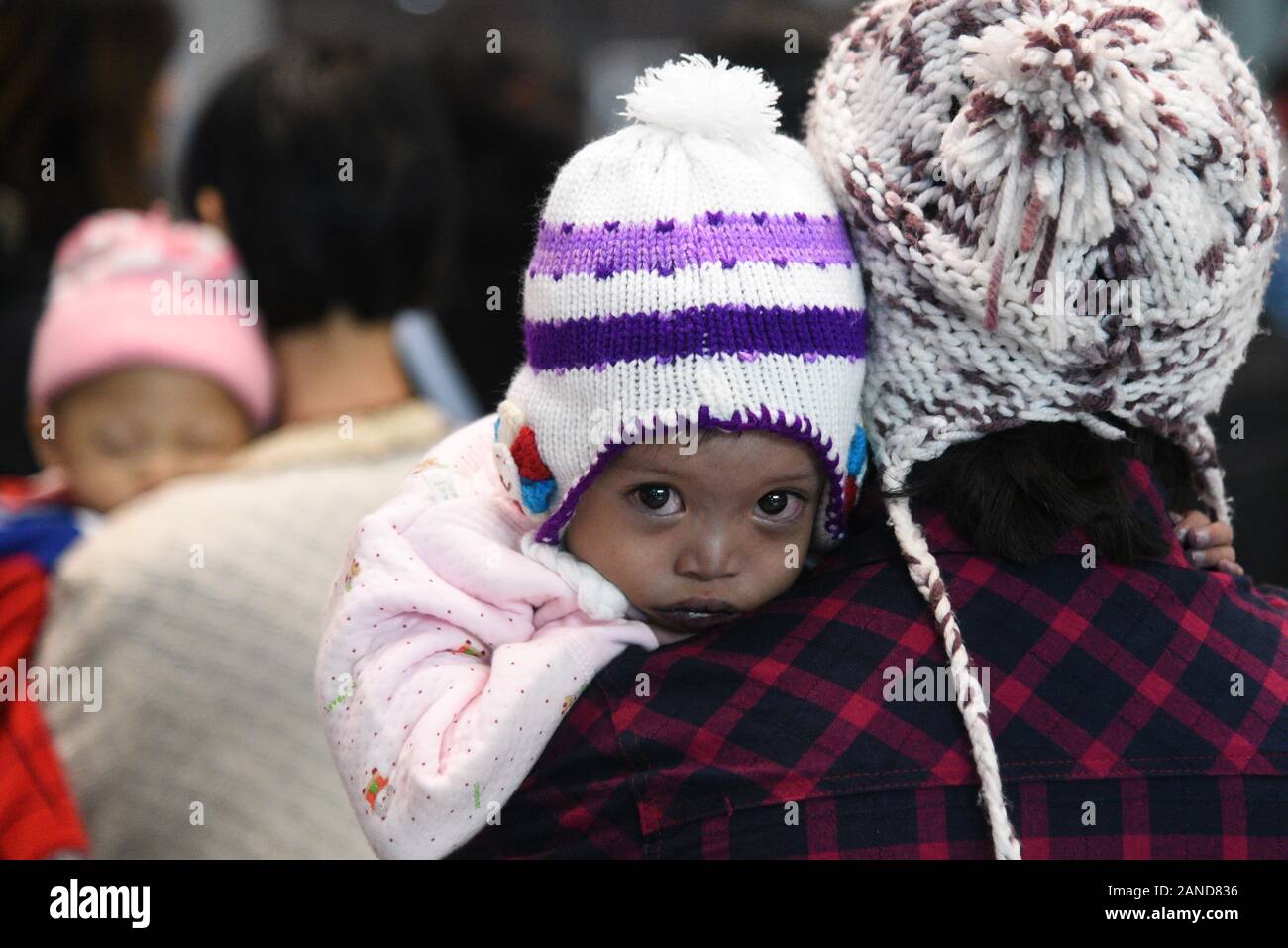 Die Myanmar Kinder mit angeborenen Herzfehlern und ihre Eltern kommen an einem Flughafen in Kunming City, south-west China Yunnan Provinz, 4. Dezember Stockfoto
