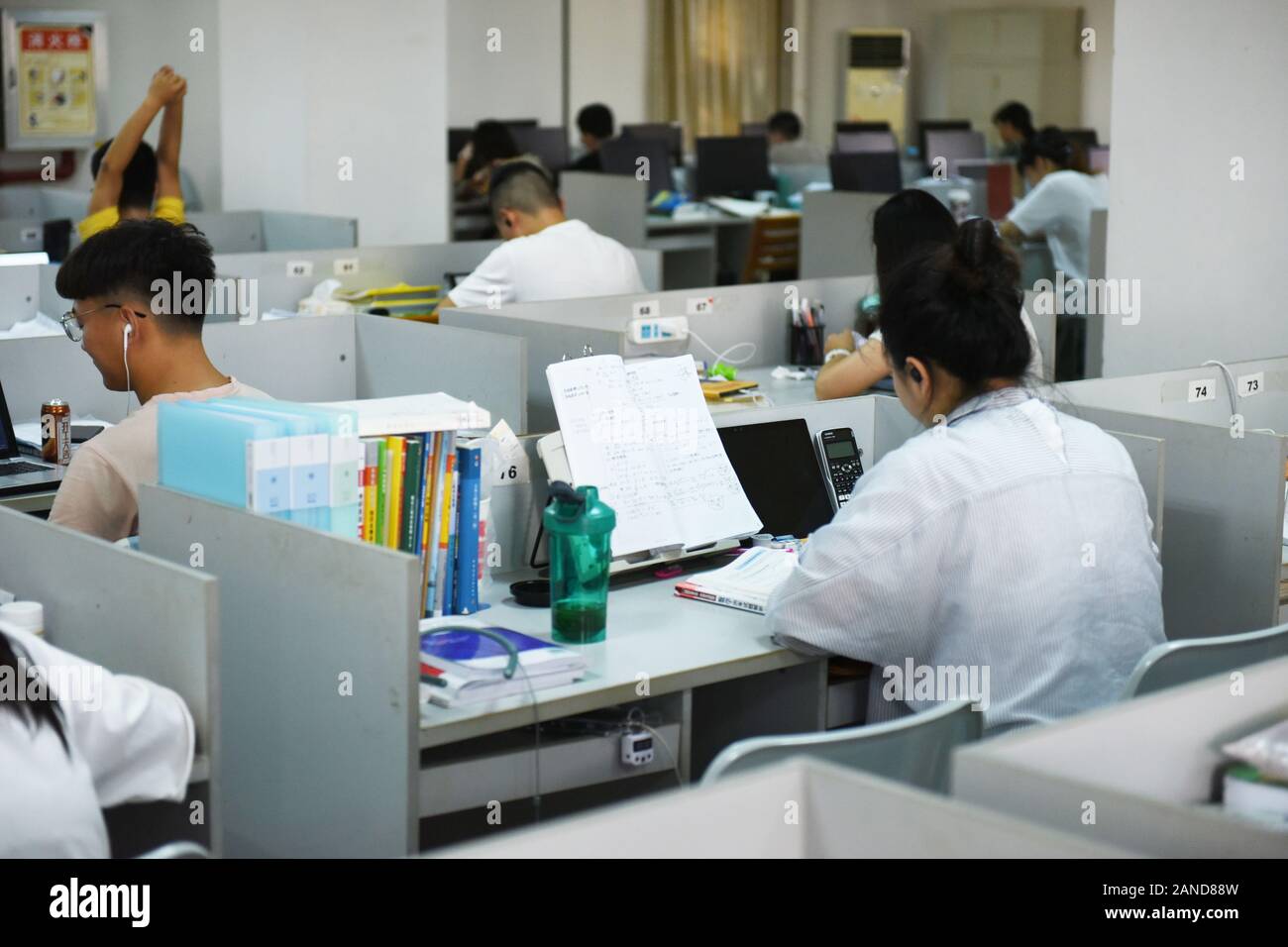 Bewerber Studium an der Bibliothek von Shenyang Agricultural University für die kommende Chinas postgraduale Admission Test, auch als Nationale Postg bekannt Stockfoto