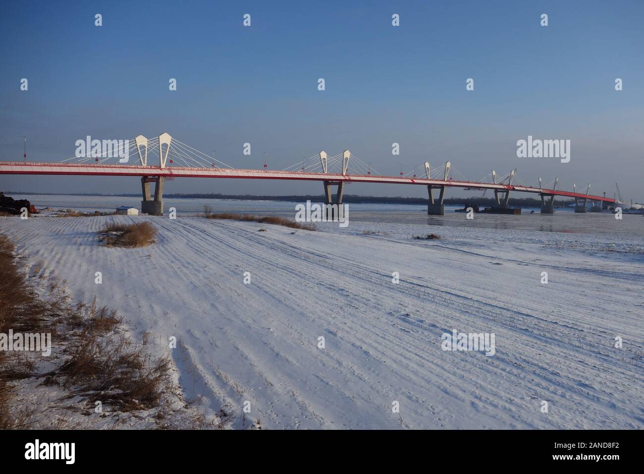 Eine allgemeine Ansicht zeigt die neue grenzüberschreitende Kfz-Kabel - Brücke über den Fluss Heilongjiang übernachtet, auch bekannt als Amur Anschließen der Russland Stockfoto