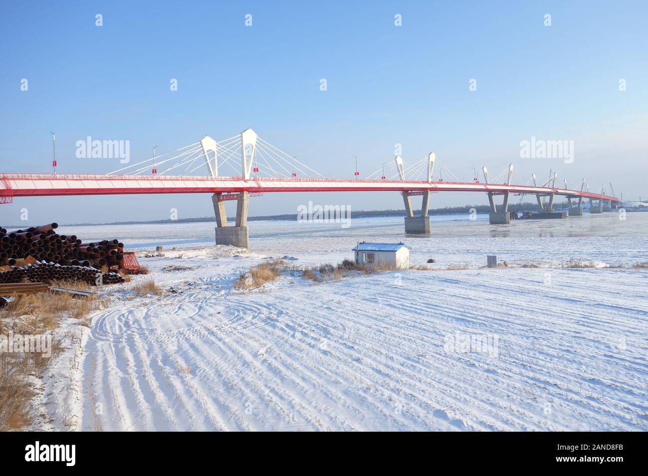 Eine allgemeine Ansicht zeigt die neue grenzüberschreitende Kfz-Kabel - Brücke über den Fluss Heilongjiang übernachtet, auch bekannt als Amur Anschließen der Russland Stockfoto