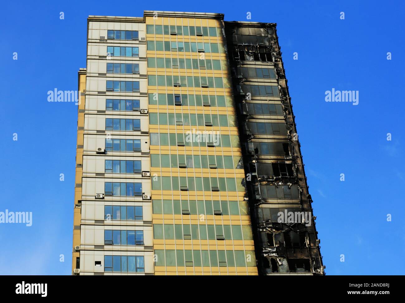 Eine Außenansicht des Gebäudes, in dem Brand in Shenyang City Breaks, im Nordosten der chinesischen Provinz Liaoning, 2. Dezember 2019. 47 Löschfahrzeuge und 235 Stockfoto