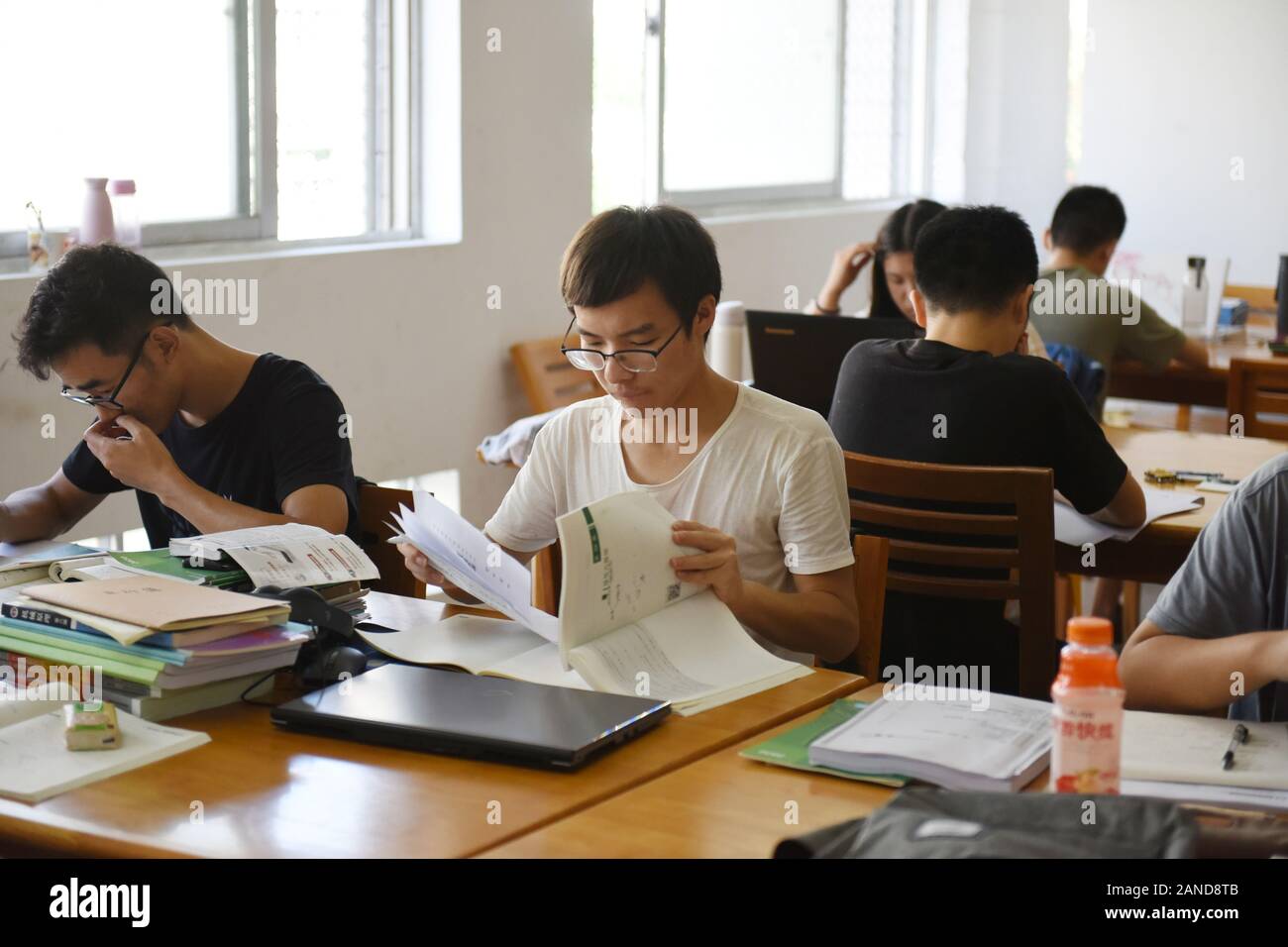 Bewerber Studium an der Bibliothek von Shenyang Agricultural University für die kommende Chinas postgraduale Admission Test, auch als Nationale Postg bekannt Stockfoto