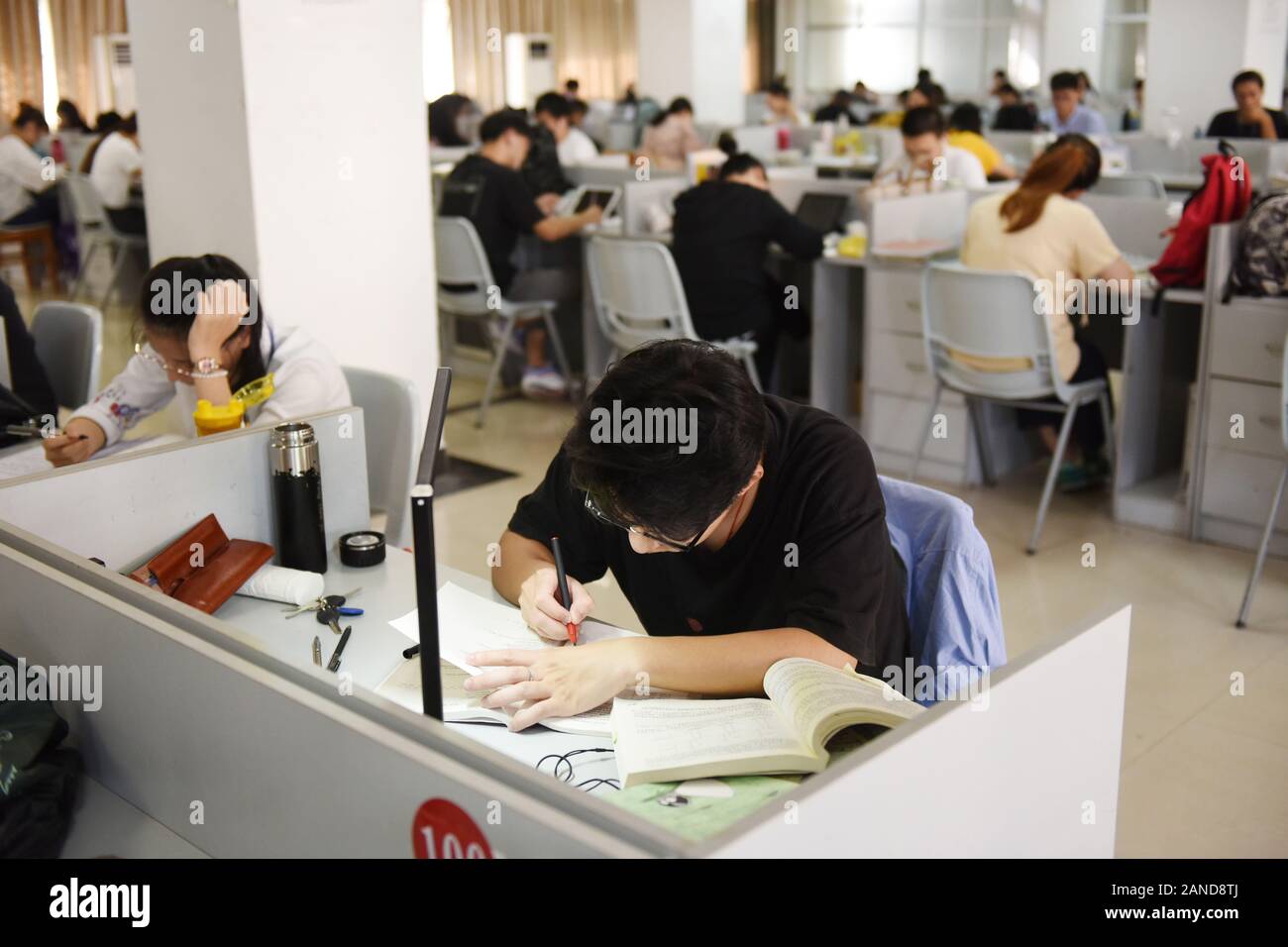 Bewerber Studium an der Bibliothek von Shenyang Agricultural University für die kommende Chinas postgraduale Admission Test, auch als Nationale Postg bekannt Stockfoto