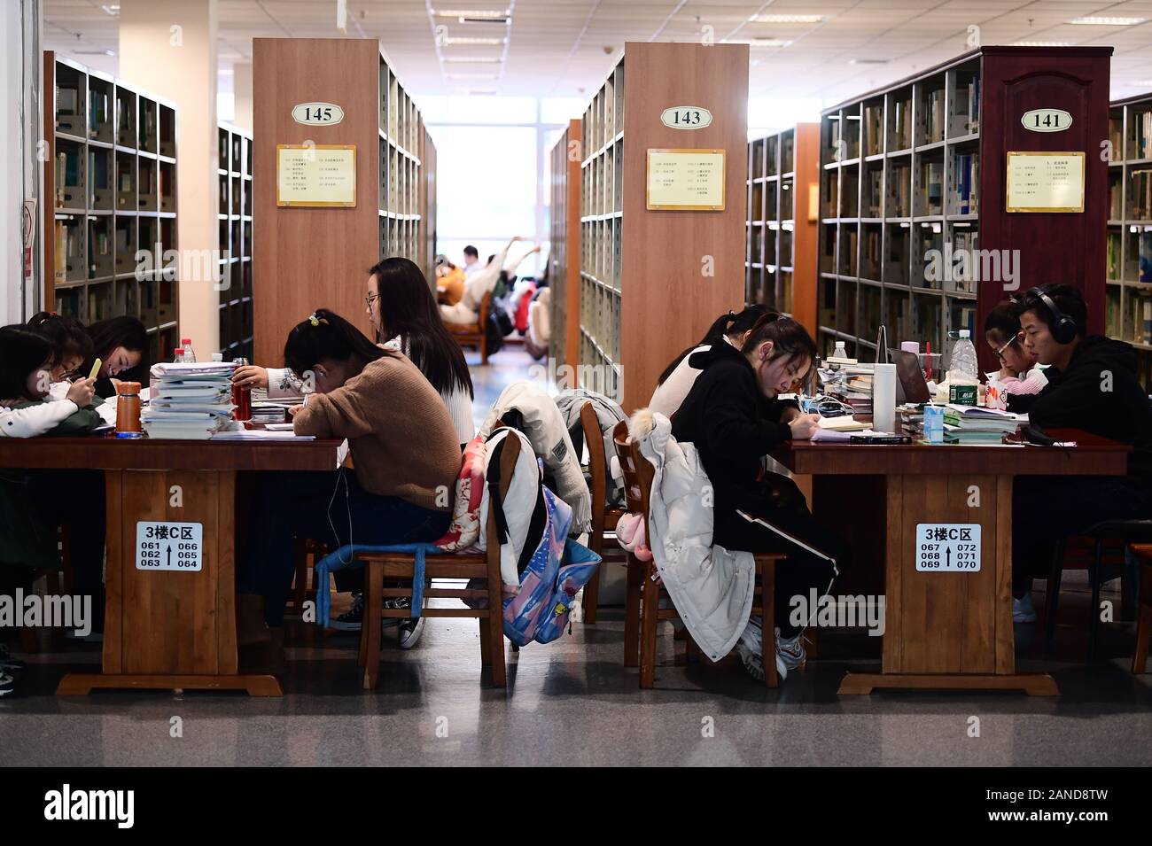 Bewerber Studium an der Bibliothek von Shenyang Agricultural University für die kommende Chinas postgraduale Admission Test, auch als Nationale Postg bekannt Stockfoto