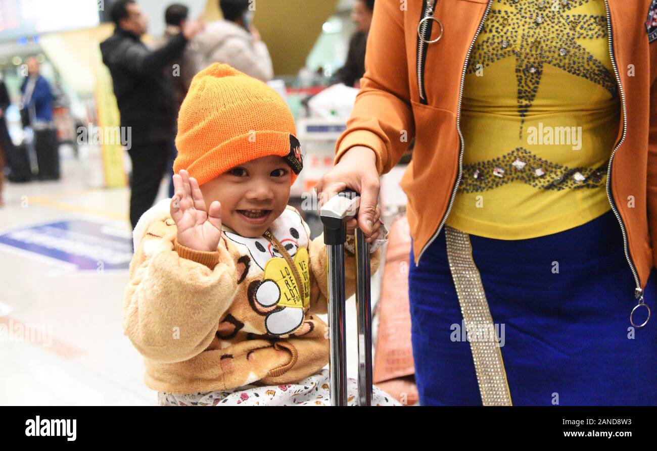 Die Myanmar Kinder mit angeborenen Herzfehlern und ihre Eltern kommen an einem Flughafen in Kunming City, south-west China Yunnan Provinz, 4. Dezember Stockfoto