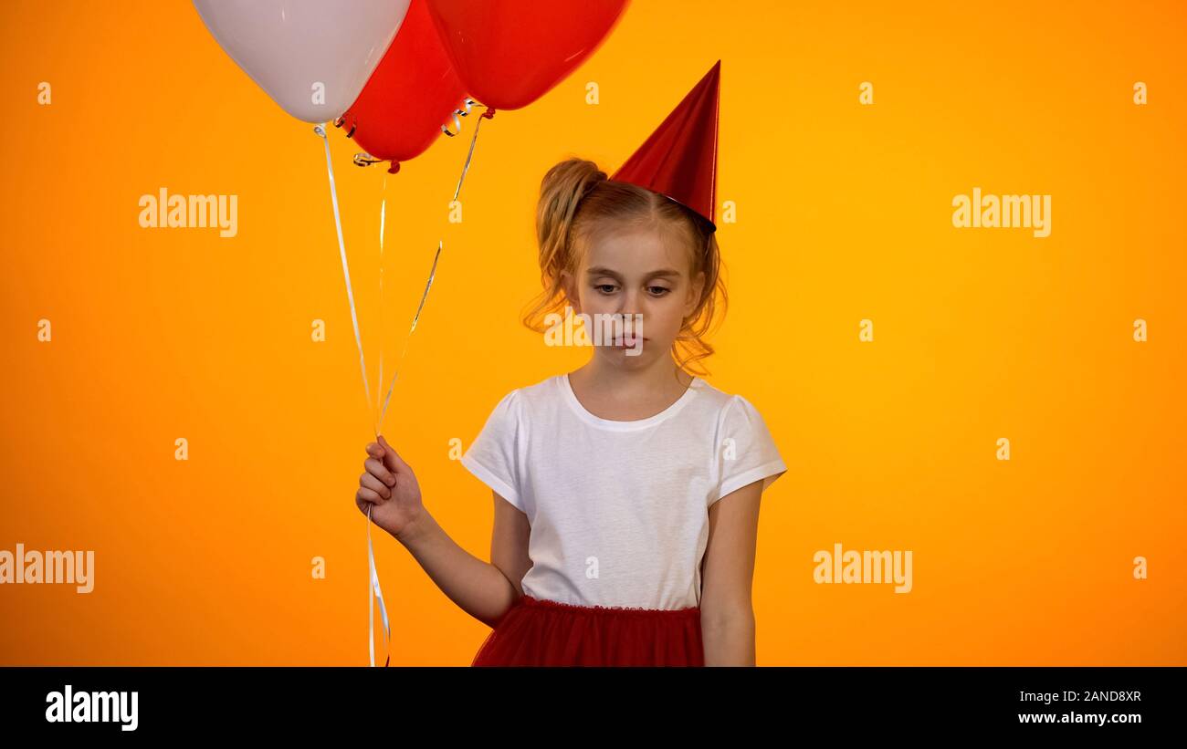 Traurig jugendliche Mädchen, dass Ballons, feiert Geburtstag allein, ohne Freunde Stockfoto