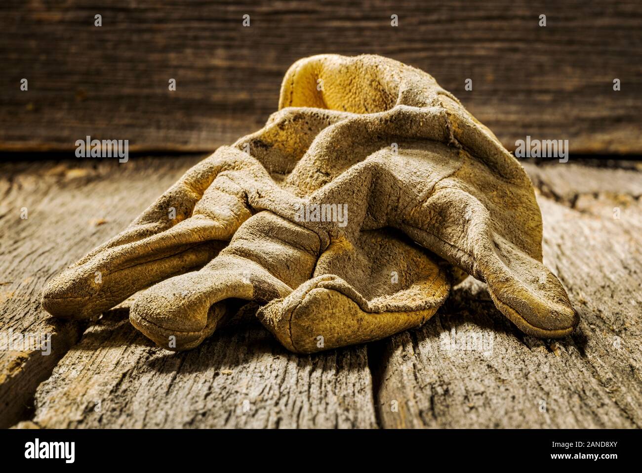 Studio still life Close-up von verschlissenen Leder Arbeitshandschuhe Stockfoto