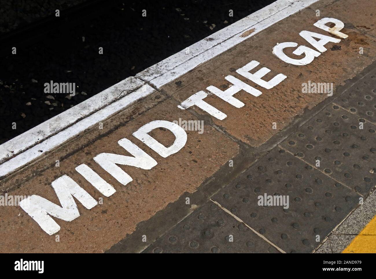 Die Lücke, MindTheGap zeichen Verstand, Bahnhof Plattform, England, Großbritannien Stockfoto