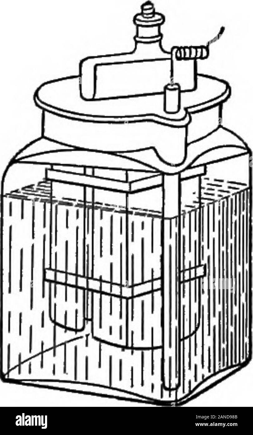 Die Umrisse der Physik: Eine elementare text-Buch. Stromkreisunterbrechung Zelle, obwohl nicht in der Lage, Ströme furnishingstrong kontinuierlich, müssen in der Lage sein zu reagieren - die ELECTBIC AKTUELLE 269 ing, wenn der Stromkreis geschlossen wird, ohne vorherige Vorbereitung, für Monate zu einer Zeit. Die Art und Weise, in der die notwendigen Bedingungen im Le Clanch 6 Zellen, das ist eine typische Form erfüllt sind, ist wie folgt: Der Minuspol ist ein Stab von Zink. Dies ist immersedin eine Flüssigkeit, die auf es wirkt nur, wenn der Stromkreis geschlossen ist, d. h. in einer wässrigen Lösung von Ammoniumchlorid. Der Pluspol ist aus Carbon. Es ist surrou Stockfoto