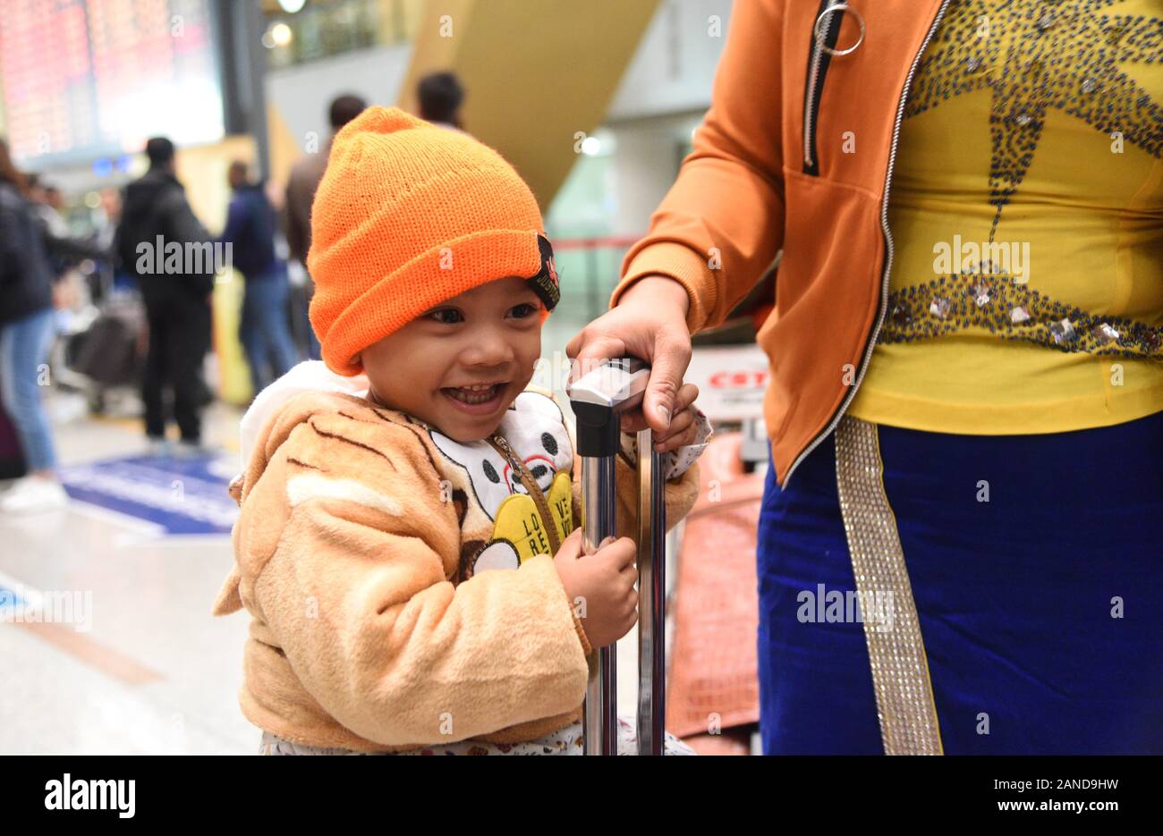 Die Myanmar Kinder mit angeborenen Herzfehlern und ihre Eltern kommen an einem Flughafen in Kunming City, south-west China Yunnan Provinz, 4. Dezember Stockfoto