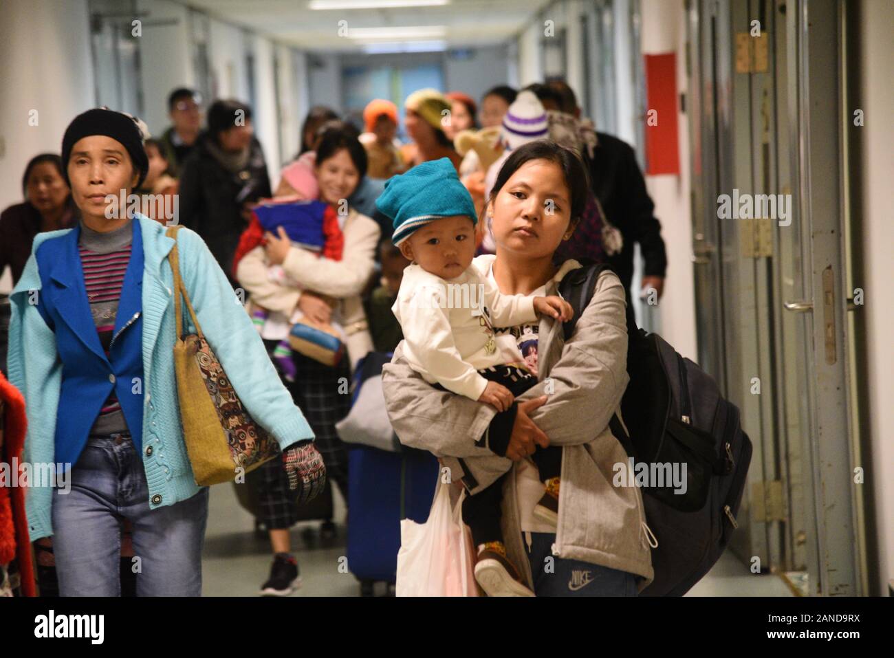 Die Myanmar Kinder mit angeborenen Herzfehlern und ihre Eltern kommen an einem Flughafen in Kunming City, south-west China Yunnan Provinz, 4. Dezember Stockfoto