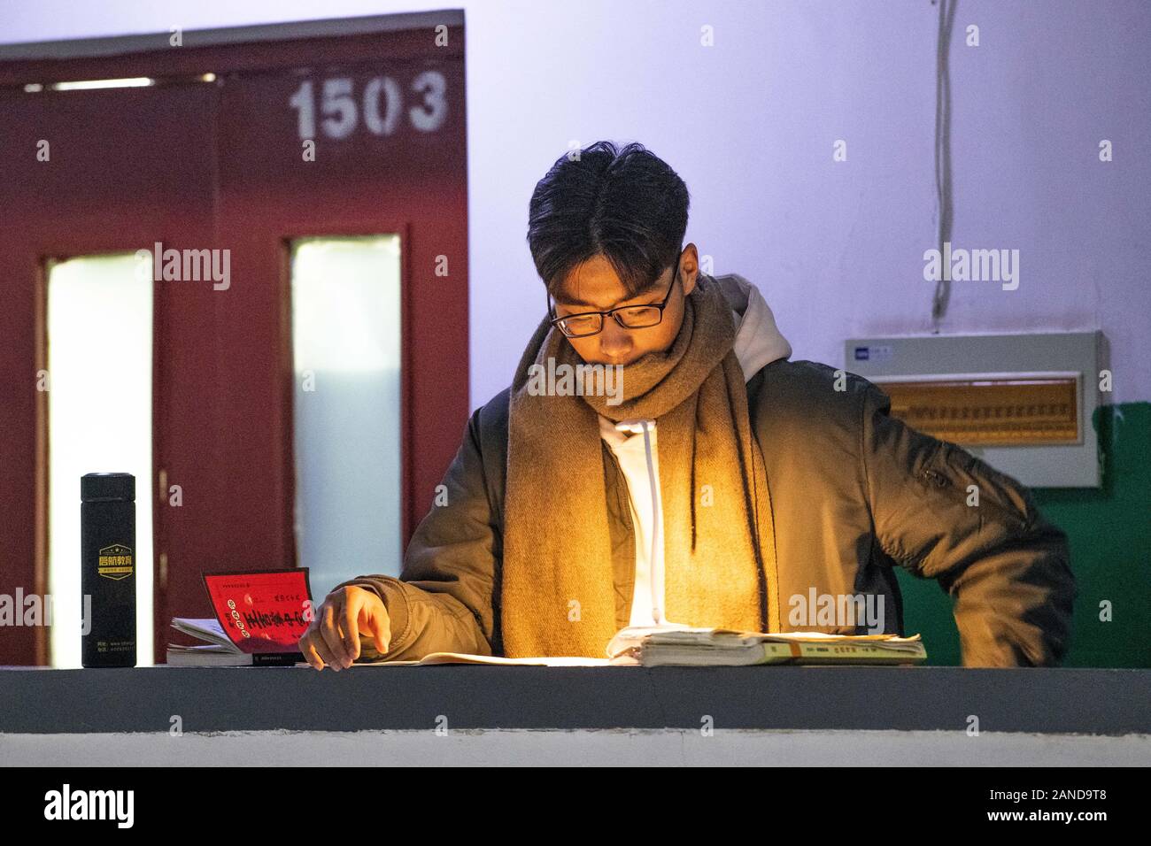 Bewerber Studium an der Bibliothek von Shenyang Agricultural University für die kommende Chinas postgraduale Admission Test, auch als Nationale Postg bekannt Stockfoto