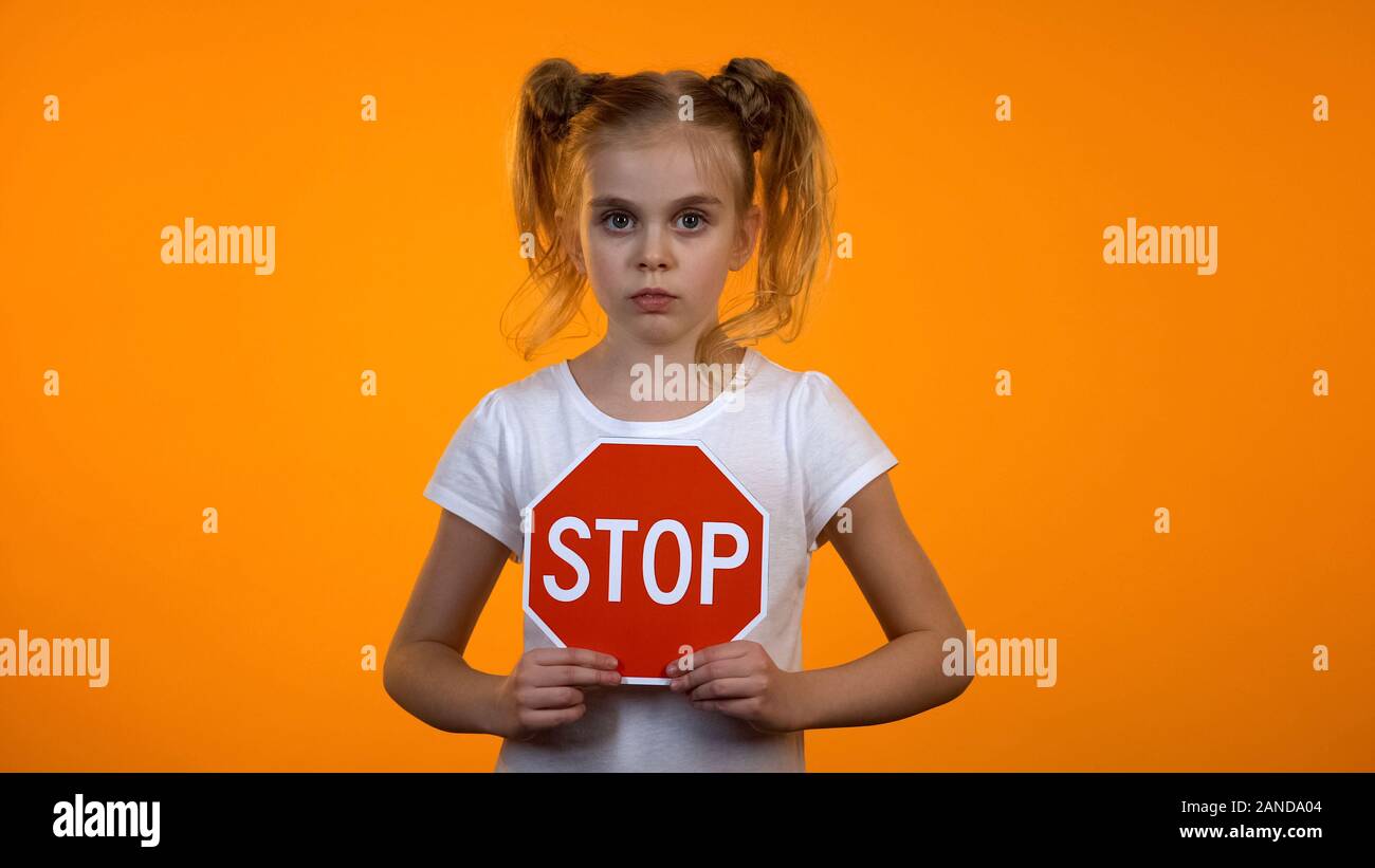 Schöne Mädchen halten Sie STOP-Schild, Familie Fehlverhalten, das Recht der Kinder und Jugendlichen Schutz Stockfoto