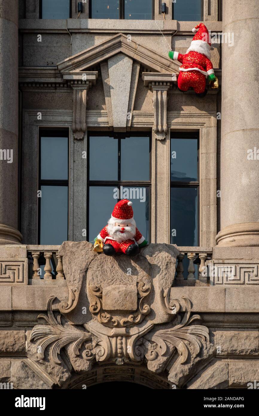 Santa Claus Zahlen sind 'klettern' einer Wand eines Gebäudes durch den Bund in Shanghai, China, 2. Dezember 2019. 20 Santa Claus Zahlen wurden outsid Stockfoto