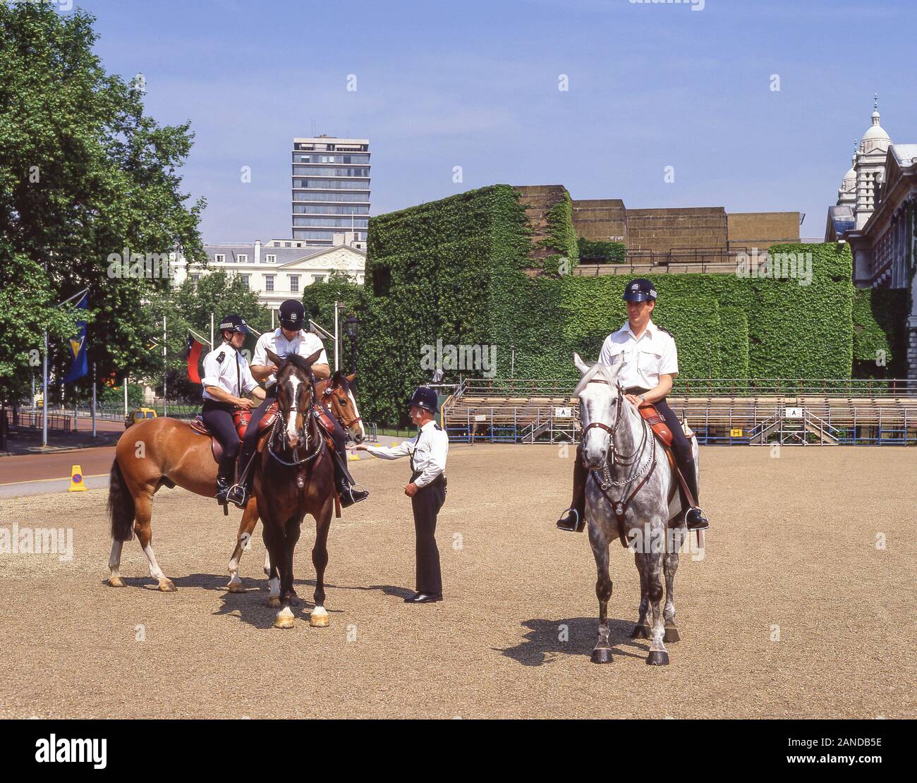Berittene Polizei auf Horse Guards Parade, Whitehall, Westminster, London, England, Vereinigtes Königreich Stockfoto