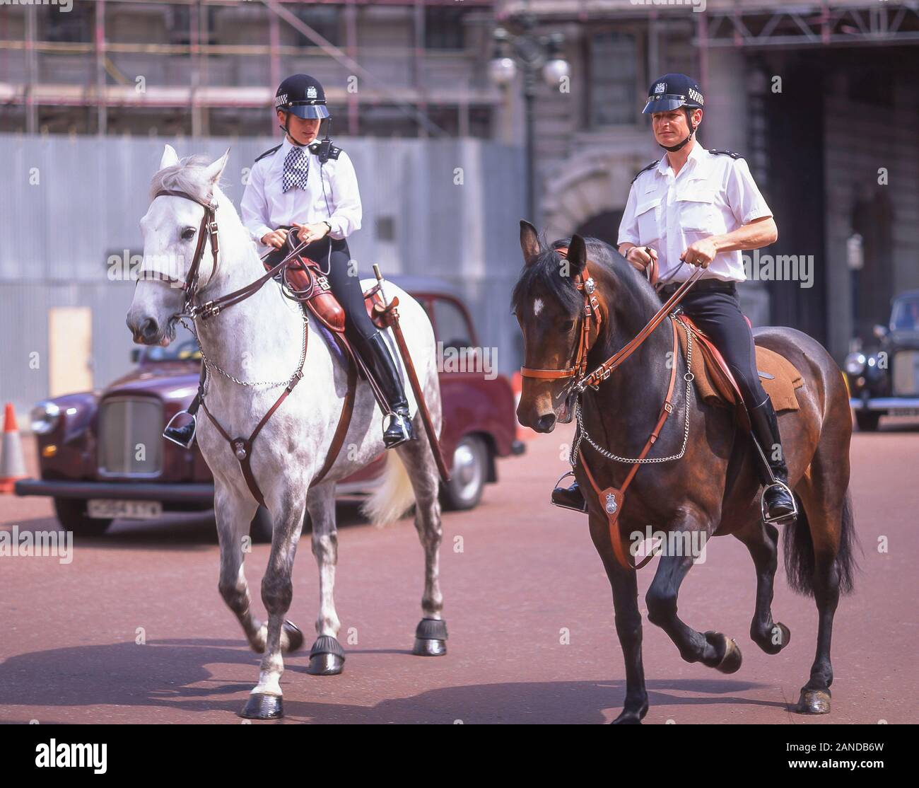 Montiert Polizeibeamten, die Mall, Westminster, London, England, Vereinigtes Königreich Stockfoto