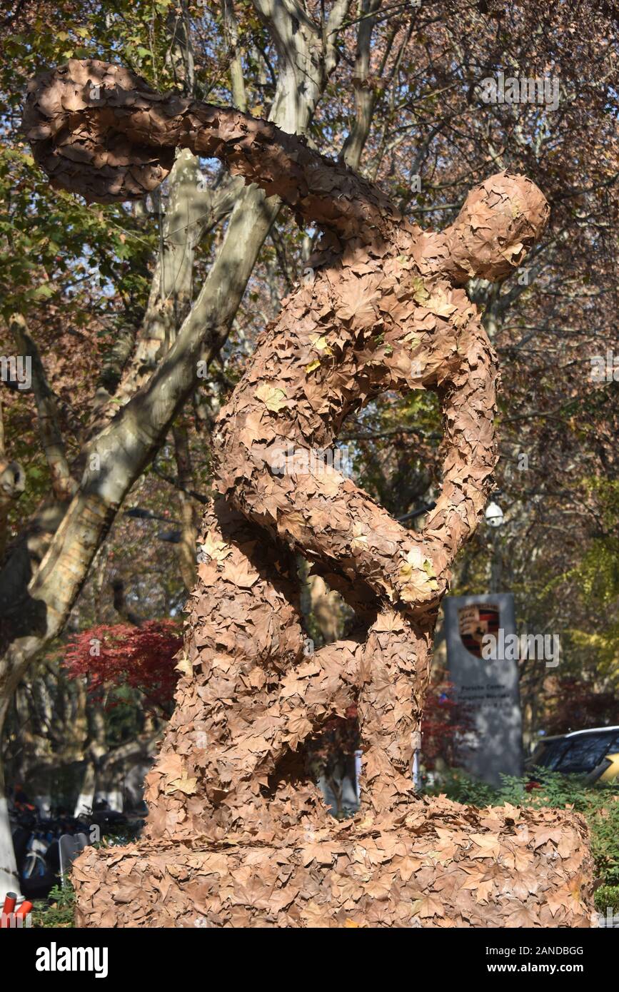 Blatt - Diskuswerfers, einer von fünf Skulpturen aus Blättern, die Werke des Blattes Art Festival, im Campus der Chinesischen Akademie des gezeigt Stockfoto