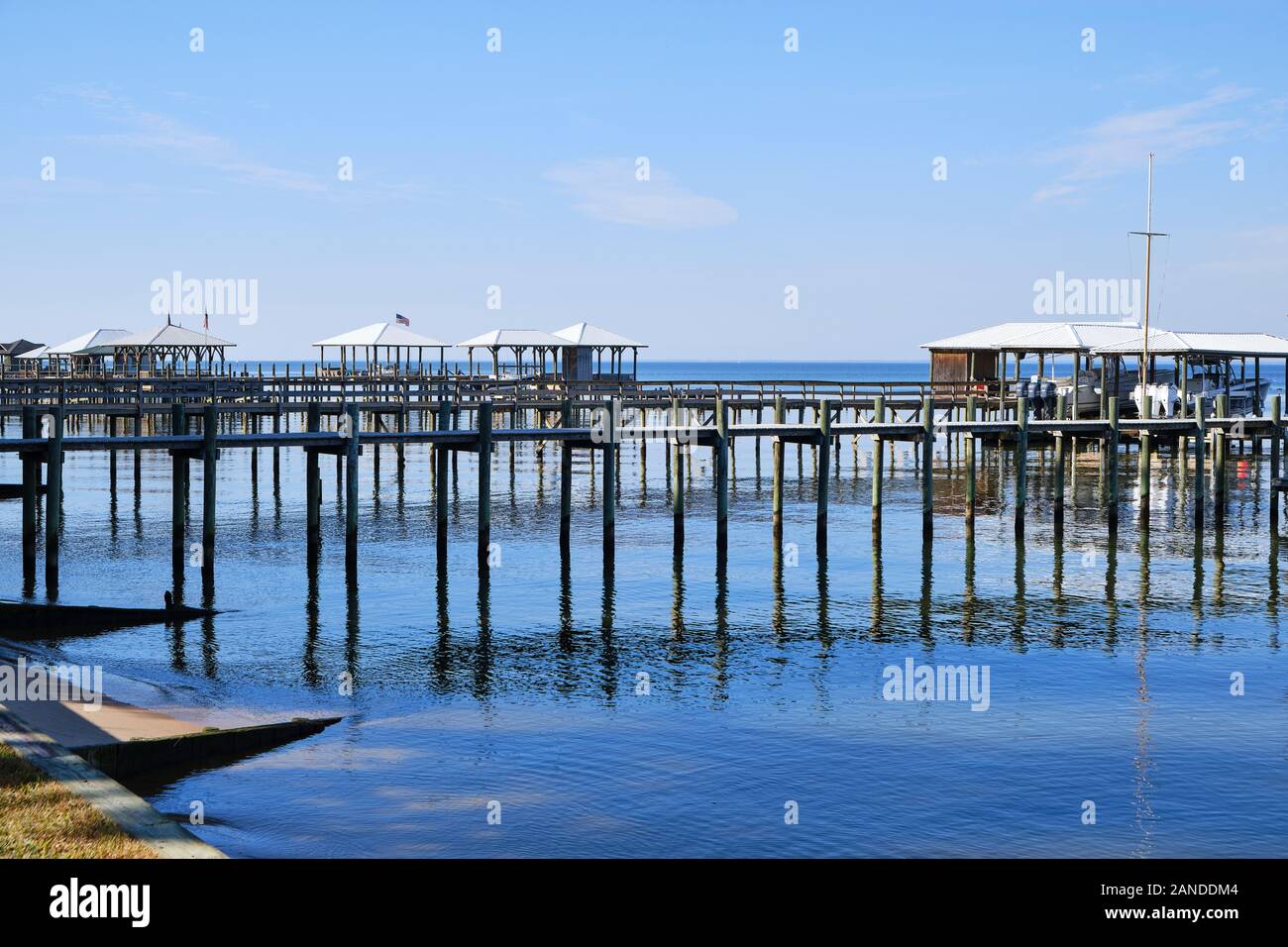 Boot Häuser oder Boot Aufzüge und Docks ragt in das Wasser in Point Clear Alabama auf dem östlichen Ufer der Mobile Bay, USA. Stockfoto