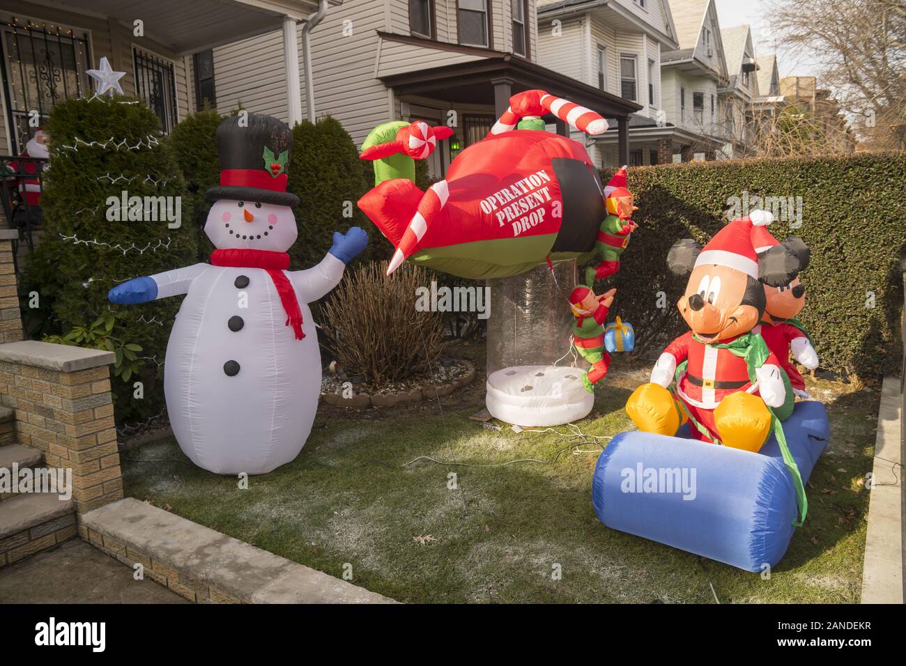 Weihnachtsschmuck im Vorgarten eines Hauses im Kensington Viertel von Brooklyn, New York. Stockfoto