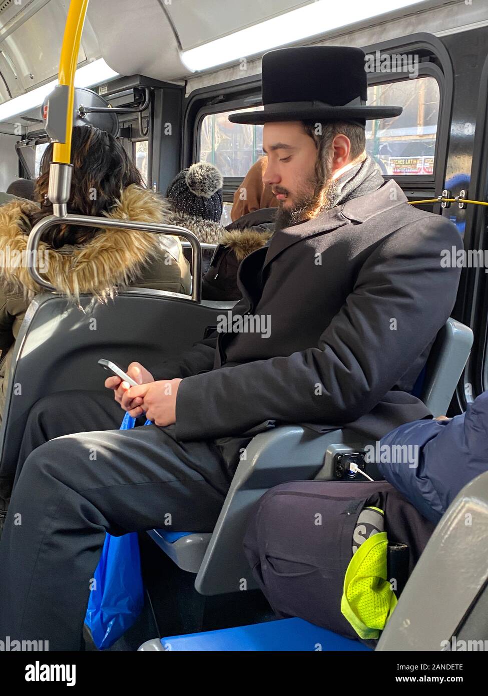 Orthodoxen jüdischen Mann fährt ein Bus in der Borough Park Nachbarschaft, für die orthodoxen jüdischen Gemeinde in Brooklyn, New York bekannt. Stockfoto