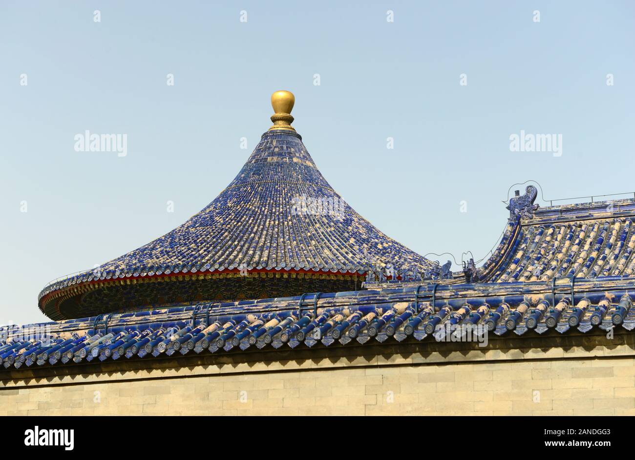 Blau gefliesten rooflines dominieren den kreisförmigen Damm Altar im Tempel des Himmels komplexe in Peking, China Stockfoto