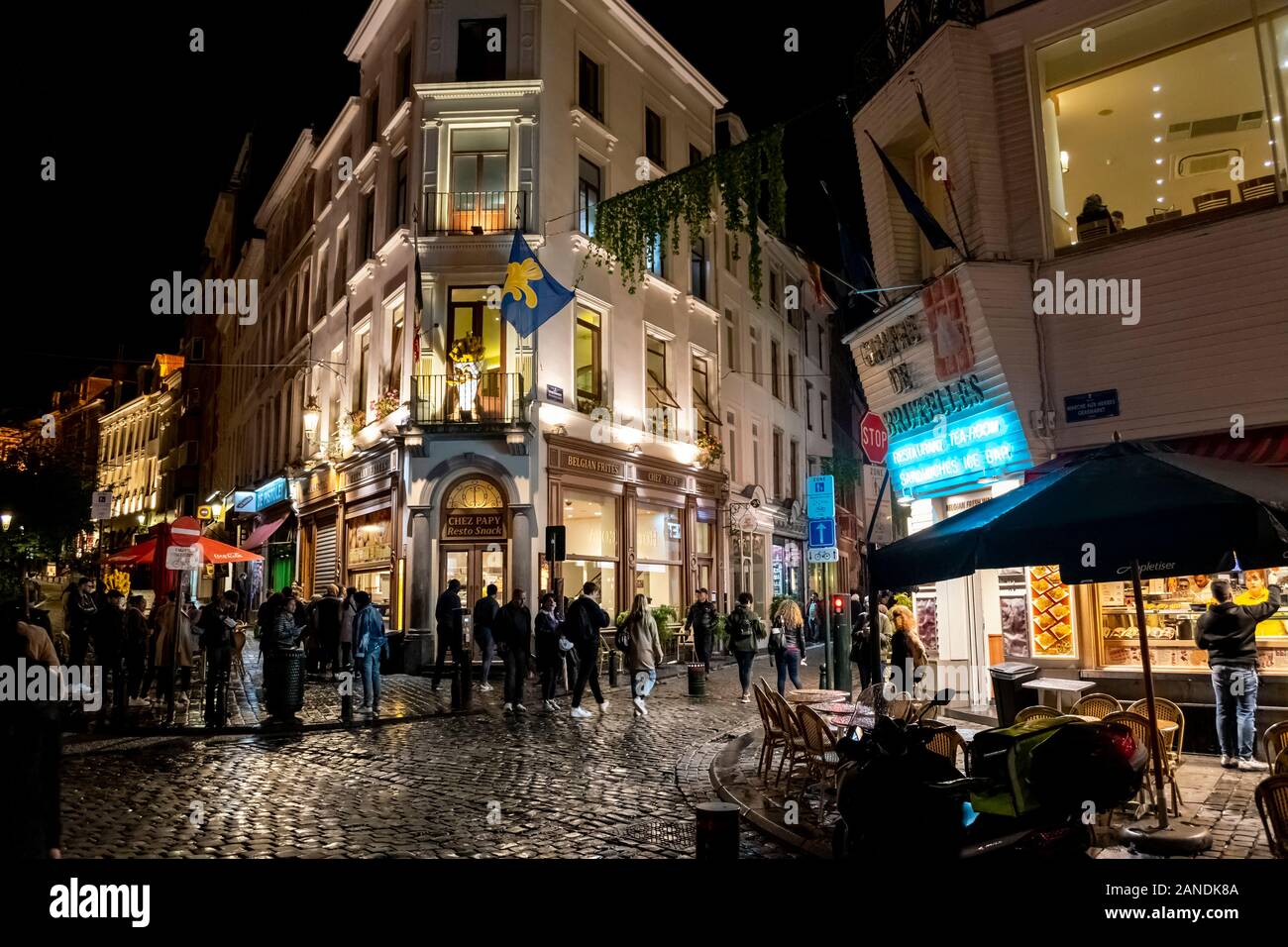 Bis spät in die Nacht in der Altstadt Marktplatz von Brüssel als Touristen und einheimischen Speisen in den Cafes an einem regnerischen Abend. Stockfoto