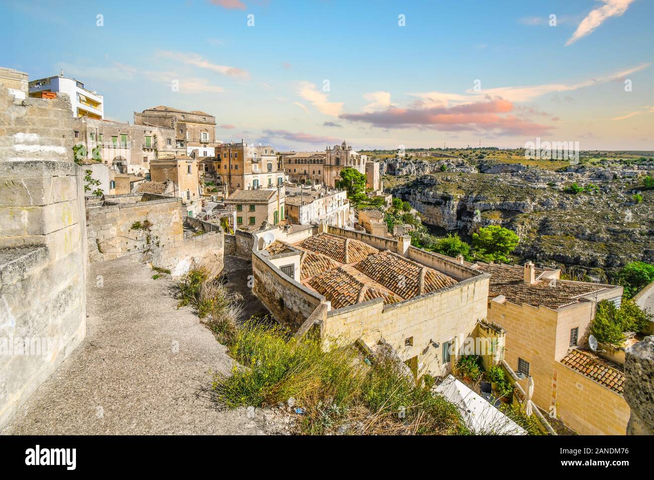 Das Kloster des hl. Agostino mit Blick auf die Schlucht und die alten Sassi Höhlen in die Stadt Matera, Italien. Stockfoto