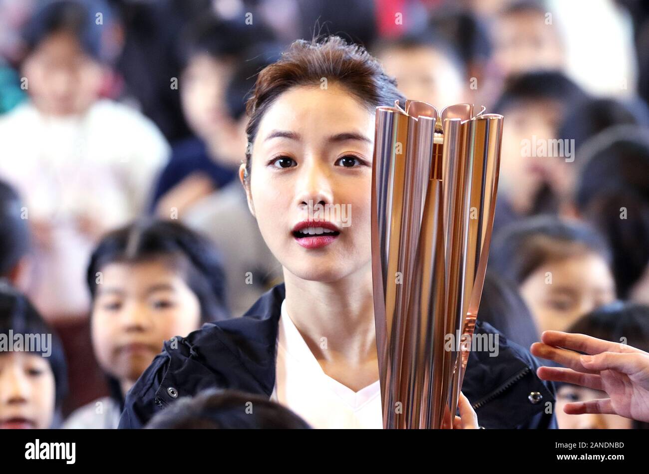 Tokio, Japan. 16 Jan, 2020. Die japanische Schauspielerin Satomi Ishihara, einem fackellauf Botschafter von Tokyo 2020 die Olympischen und Paralympischen Spiele Lächeln, da sie besucht eine Grundschule in Tokio am Donnerstag, 16. Januar 2020. Sie gab einen Vortrag von Tokyo Torch 2020 Relais zu den Schulkindern. Credit: Yoshio Tsunoda/LBA/Alamy leben Nachrichten Stockfoto