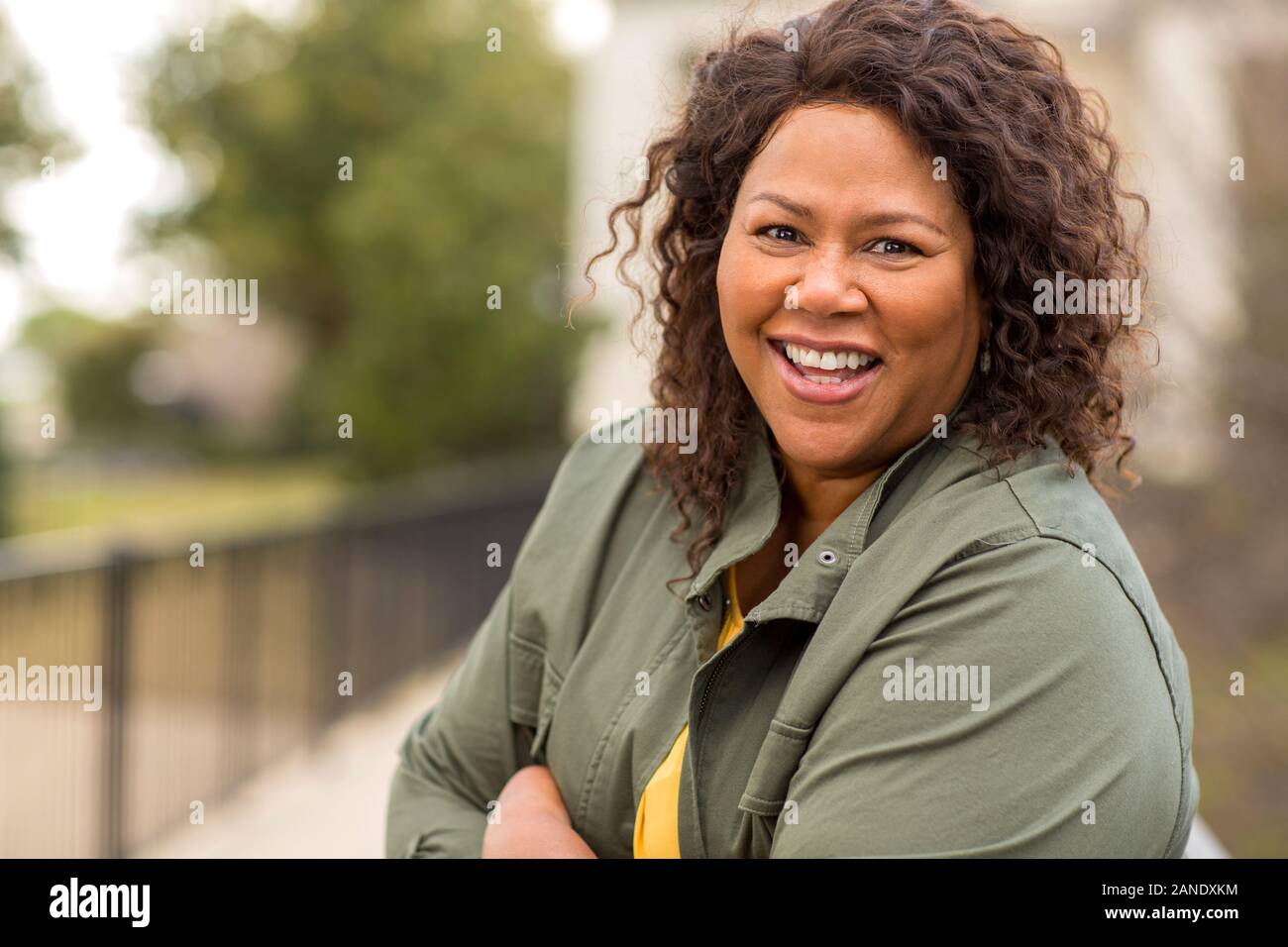 Wunderschöne reife Afrikanische amerikanische Frau zu lächeln und zu lachen. Stockfoto