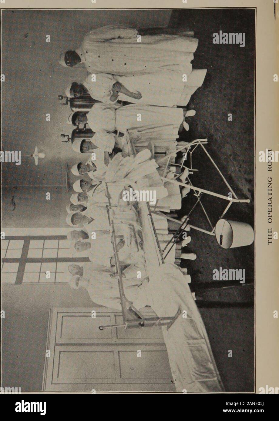 Base Hospital Nr. 9, A.E.F: eine Geschichte über die Arbeit des New Yorker Krankenhaus Einheit während der zwei Jahre der aktiven Dienst. der Patienten eine leichte Sache!!! Ein System von Baracken für die Zulassung Gebäude hadbeen in was einmal einen malerischen Hof gebaut, butduring die Saison der Antriebe Sie intoward ausgeschaltet wurden. Ein Gebäude war eine Prüfung der Gemeinde, wo die theregistrar der Fall eingestuft und für theproper ward bezeichnet. In einem anderen Gebäude in der Kleidung wastaken vom Patienten, gekennzeichnet und steriHzed. Nächsten Baracke enthielt die Badewanne. In der Nähe von Das war X-ray Untersuchungsraum und Notfall Aufwand und zukünftige Investitionen Stockfoto