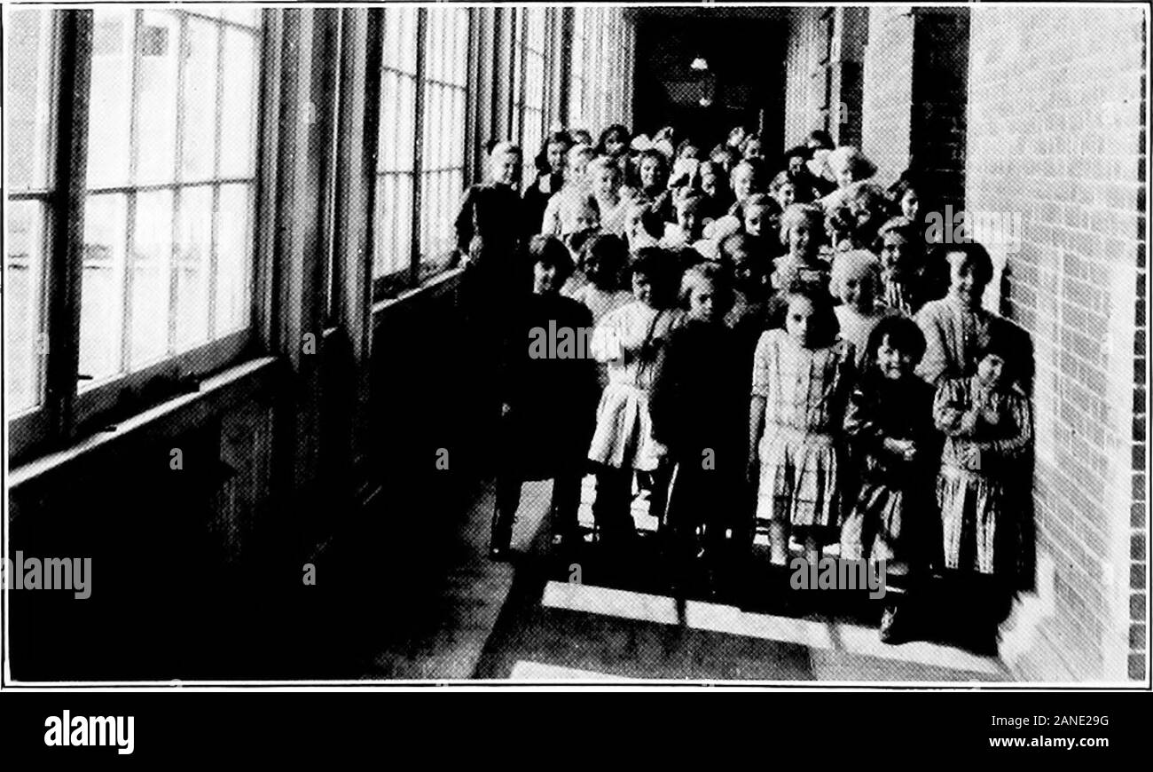 Pflege und Erziehung der verkrüppelte Kinder in den Vereinigten Staaten. Klasse Zimmer. Bereit für Chirurgen wöchentliche Inspektion. (Siehe Seite 172) Land Niederlassung New York orthopädisches Krankenhaus, White Plains Einführung, soweit wir informiert sind, die auf die Pflege ofcrippled Kinder gewidmet sind. Der statistische Bericht nicht classesin öffentliche Schulen für verkrüppelte Kinder. Solche Klassen, die wir wie folgt finden: In New York City, 39; Chicago, 7; Cleveland, 4; andDetroit, i; insgesamt 51 Klassen. Eine einzigartige Geist der eindrucksvollste Ergebnis dieser Studie hat die reve- lation der außerordentlichen Geist whi Stockfoto