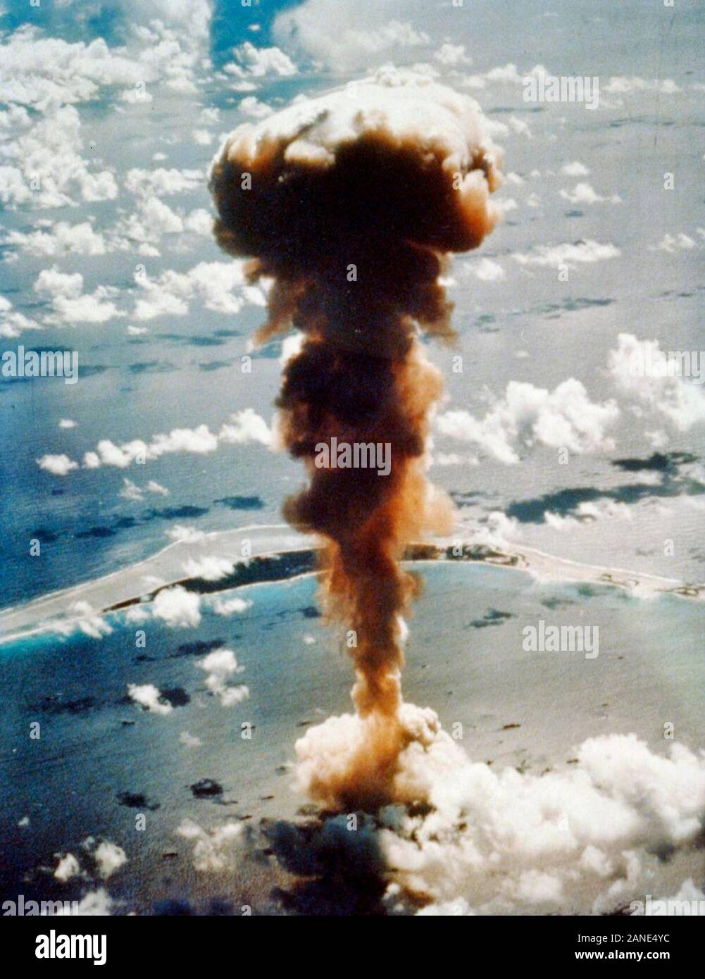 Betrieb Kreuzung Explosion. Luftaufnahme der Atompilz von Atombombe in der Lage, Bikini Atoll im Pazifik. Juli 1, 1946 Stockfoto