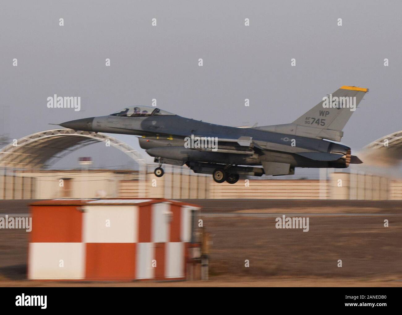 Ein US Air Force Pilot zugeordnet zu der 80th Fighter Squadron "Juvats" nimmt während der Routinemäßigen Ausbildung bei Kunsan Air Base, der Republik Korea, Jan. 16, 2020. 1981 wurde der 80th FS war der erste ausländische Einheit die F-16 Fighting Falcon Flugzeug zu fliegen. (U.S. Air Force Foto: Staff Sgt. Anthony Hetlage) Stockfoto