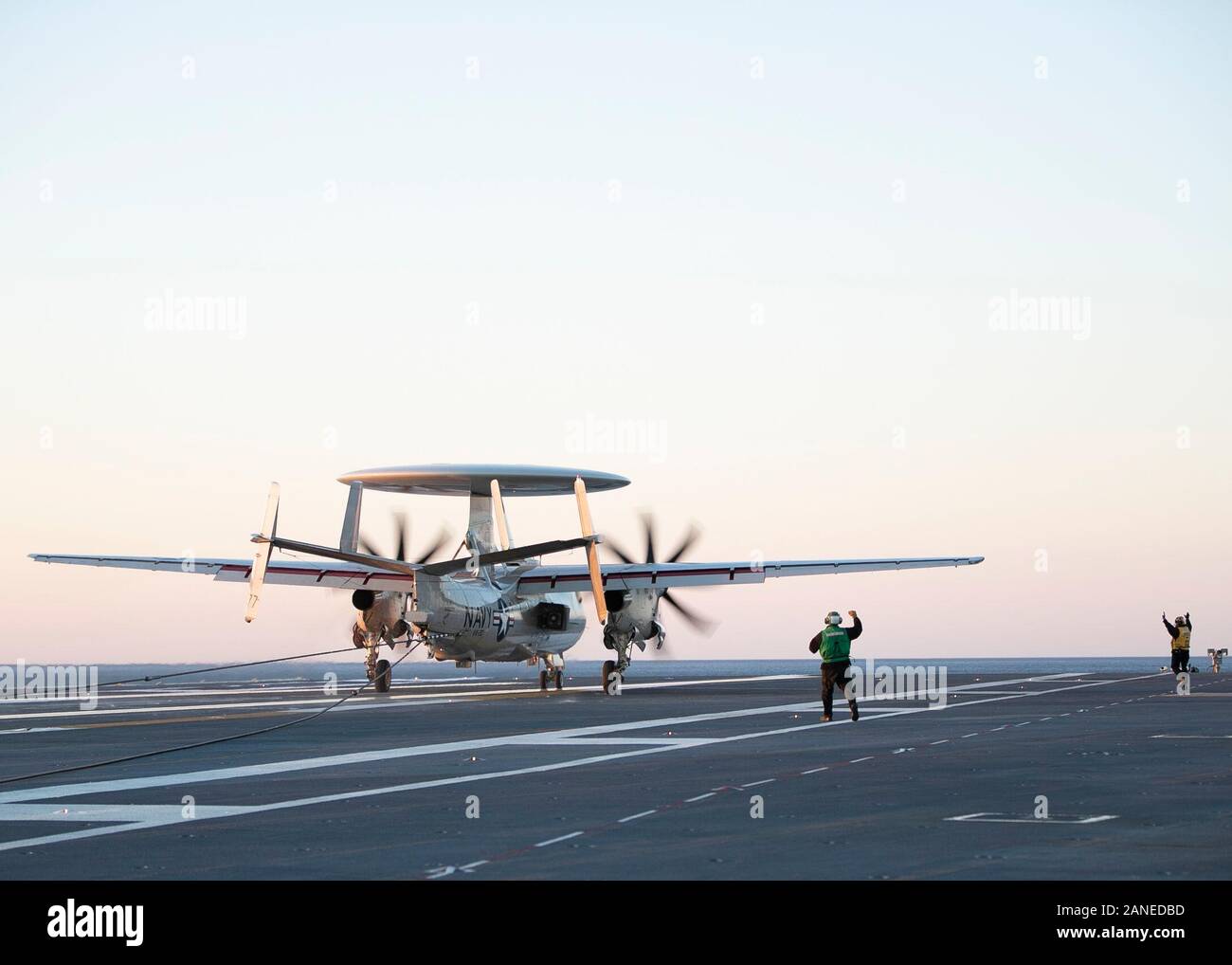 Atlantik (Jan. 16, 2020) Eine E-2D Advanced Hawkeye, Test und Evaluierung Squadron (VX) 20 Länder an Bord der USS Gerald R. Ford's (CVN 78) Flight Deck zugeordnet. Das arrestatorium gekennzeichnet, das erste mal eine E-2D an Bord Ford gelandet war. Ford führt derzeit Flugzeuge Kompatibilitätstests auf seine elektromagnetische Flugzeuge starten (EMALS) und Advanced verhaften Gang (AAG) weiter zu prüfen. (U.S. Marine Foto von Mass Communication Specialist 2. Klasse Sean Elliott) Stockfoto