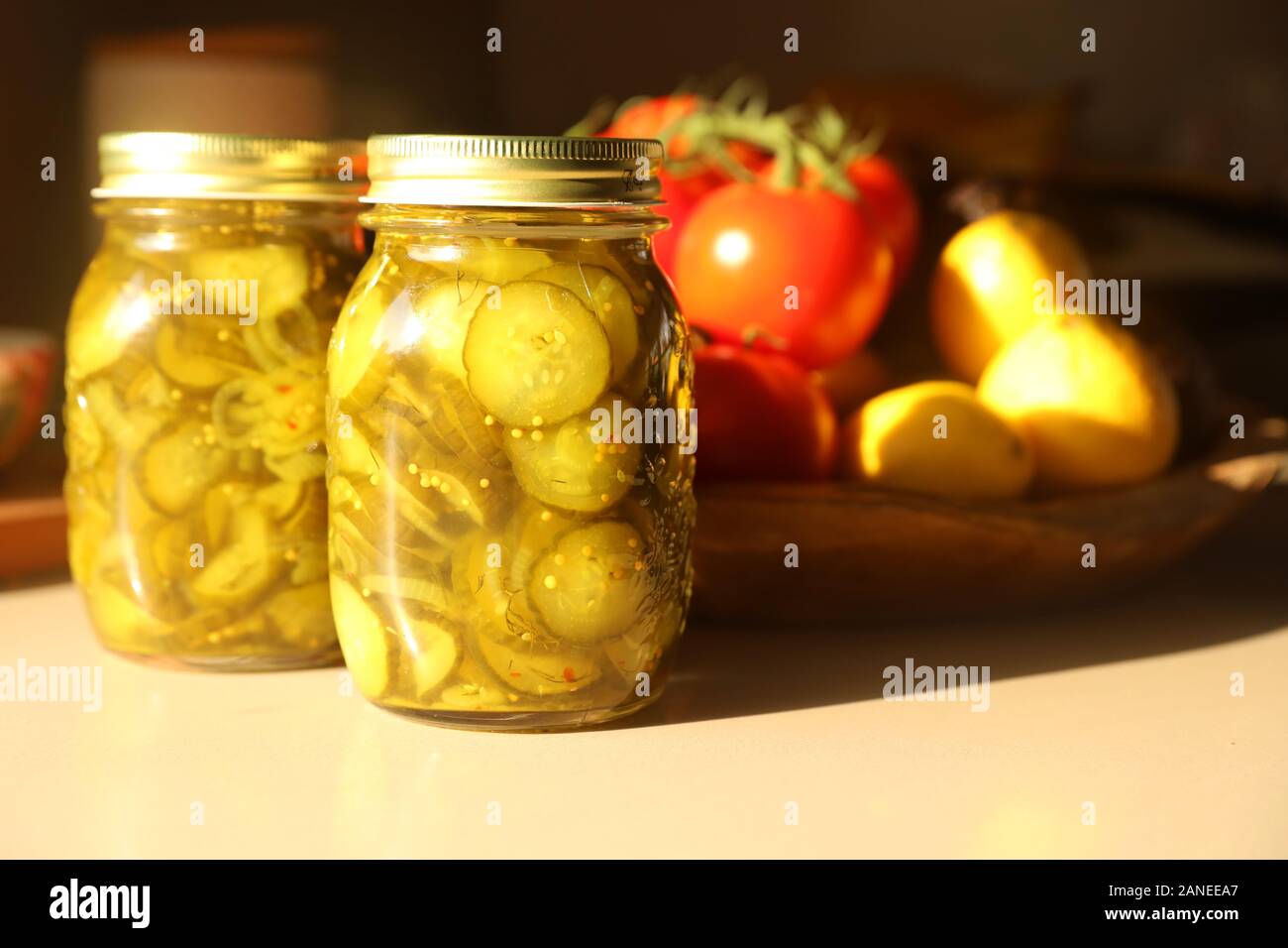 Eine geringe Tiefenschärfe still life style Komposition von zwei ungeöffnete versiegelte Gläser frisch hausgemachten Gurke Dill Pickles. Küche Objekte Stockfoto
