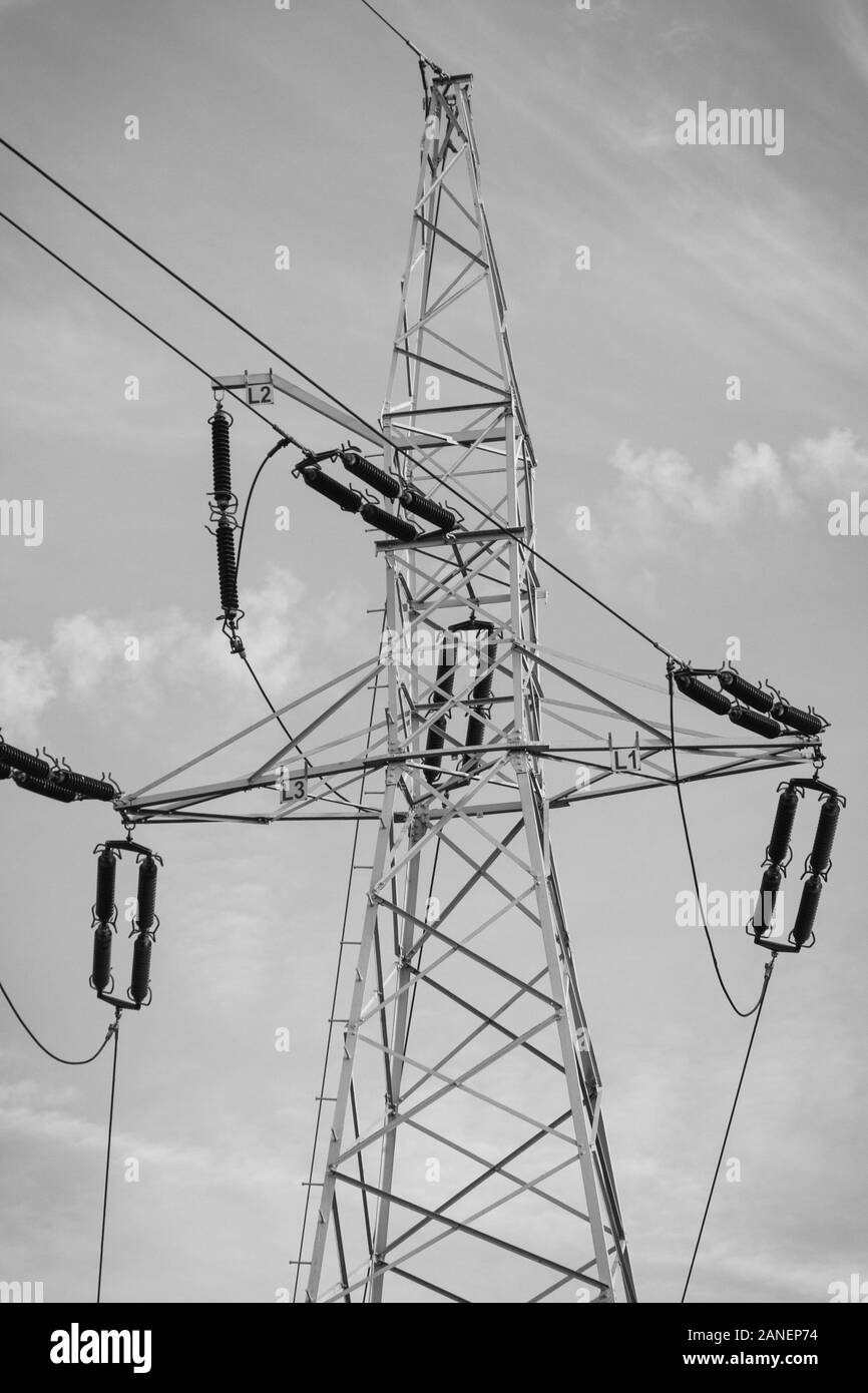 Hohe Spannung elektrische Pole mit Kabel. Leitung von Strom getrieben und Verteilung. Schwarz und Weiß Foto Stockfoto