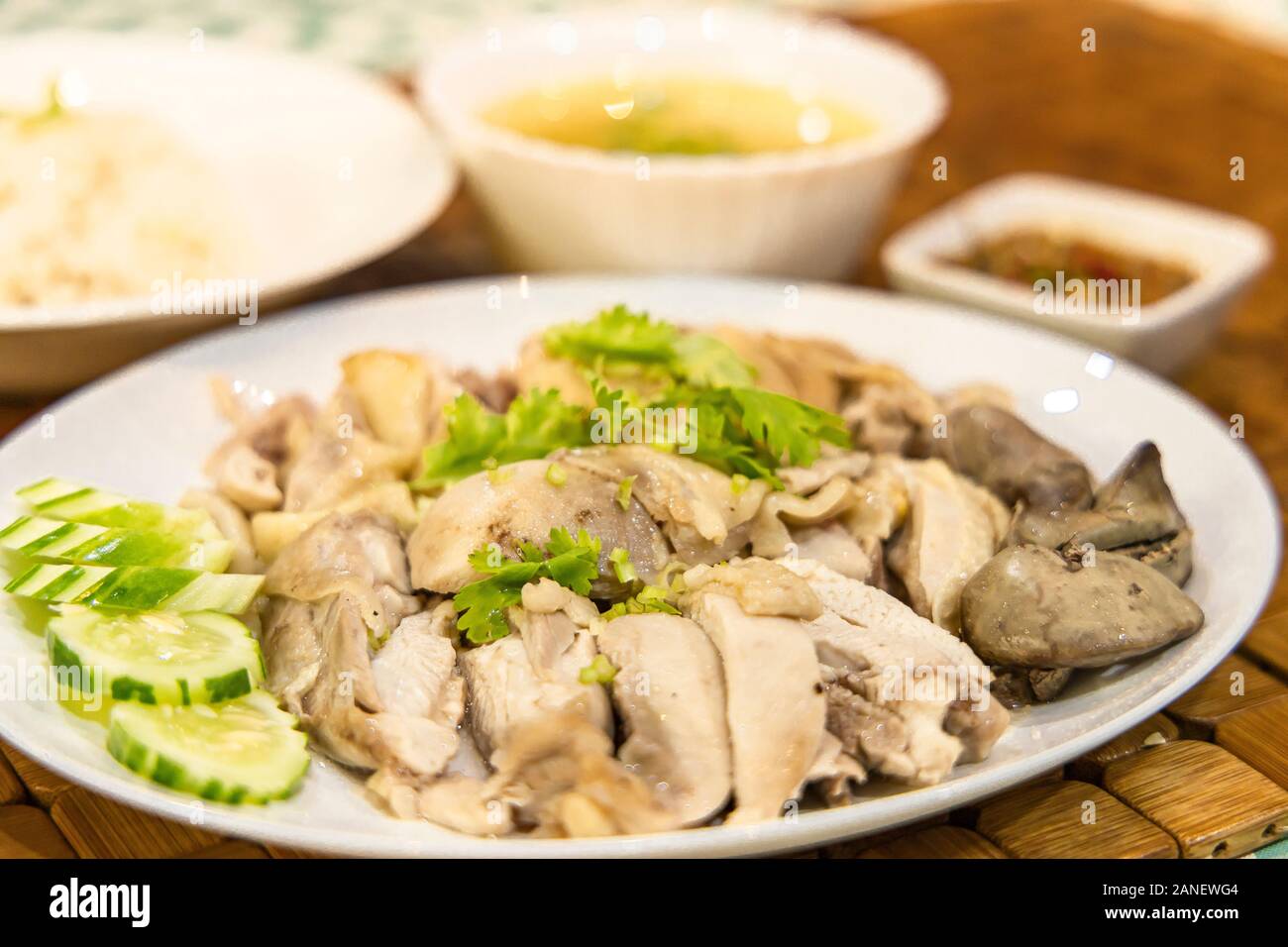 Stream Huhn mit Reis und Suppe und Soße 0 n der Tabelle. Selektive konzentrieren. Stockfoto