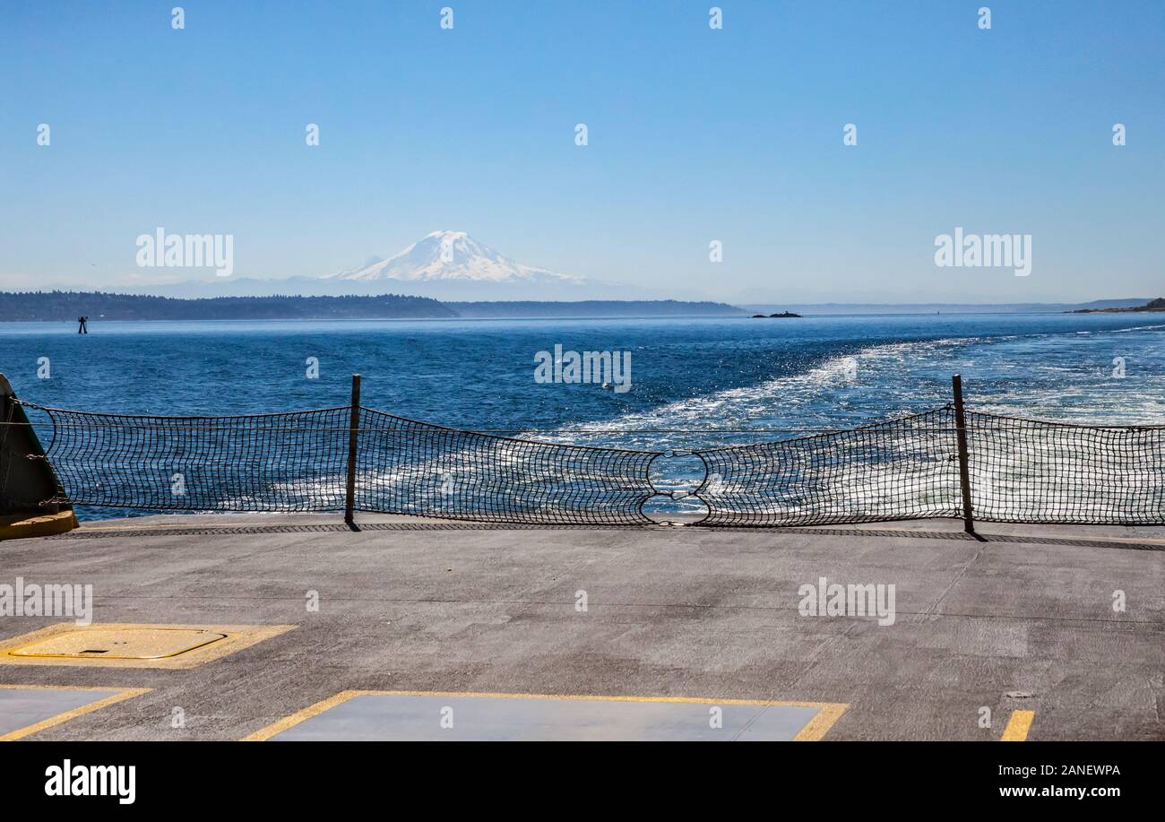 Eine Ansicht von auf einem Washington State Ferry, die zurück auf dem autodeck am Mount Rainier und den Puget Sound, Washington, USA. Stockfoto