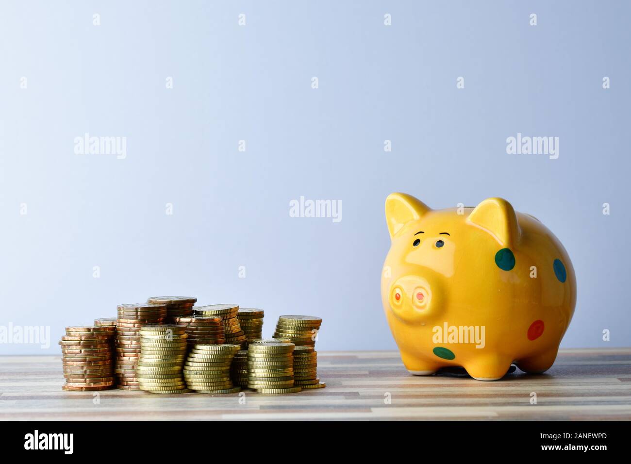 Nahaufnahme von Sparschwein und Goldmünzen auf dem Tisch Stockfoto