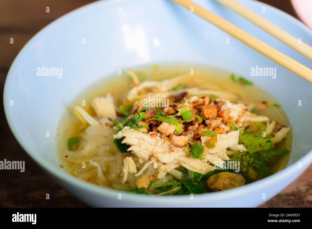 Nudelsuppe in einer kleinen Schüssel Thai Essen Stockfoto