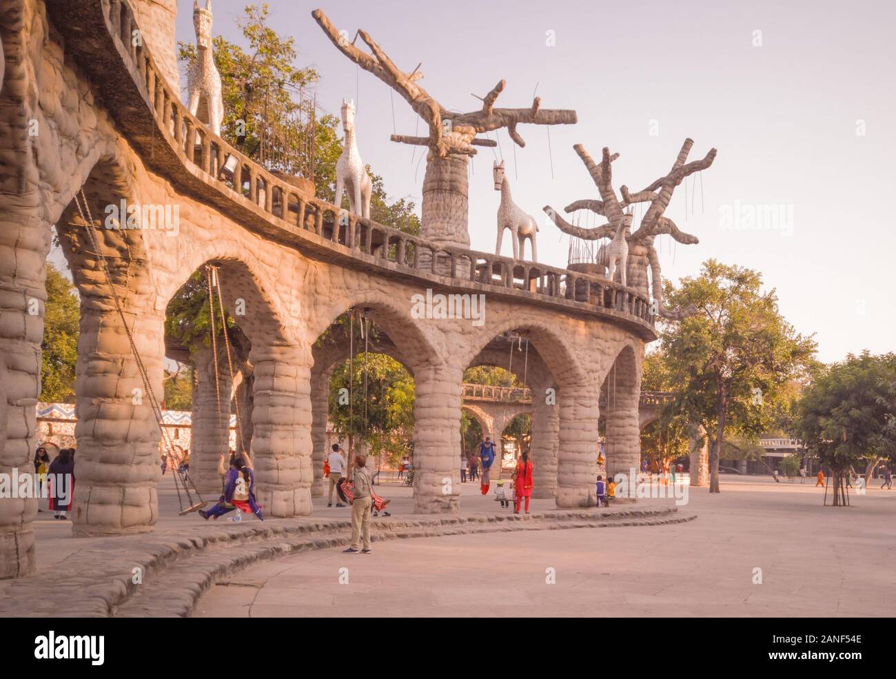 Die Leute genießen auf Schaukel im Rockgarten Chandigarh, glückliche Menschen, die ihren Urlaub genießen. Stockfoto