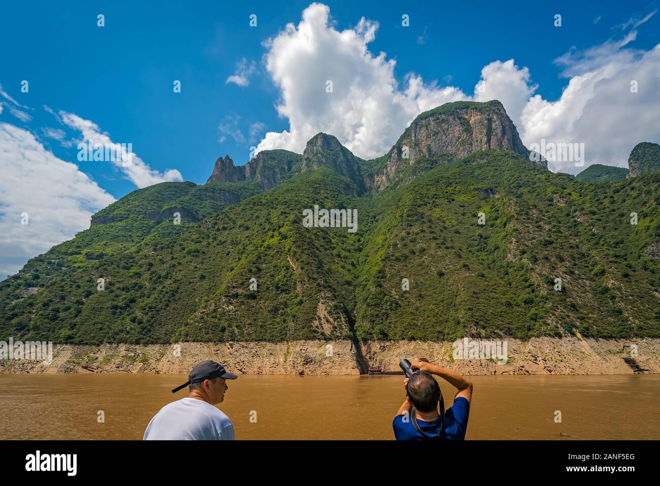 Yangtze, China - August 2019: Die Bilder von der herrlichen Landschaft des Drei Schluchten auf einer Reise entlang der mächtigen Yangtze River Stockfoto