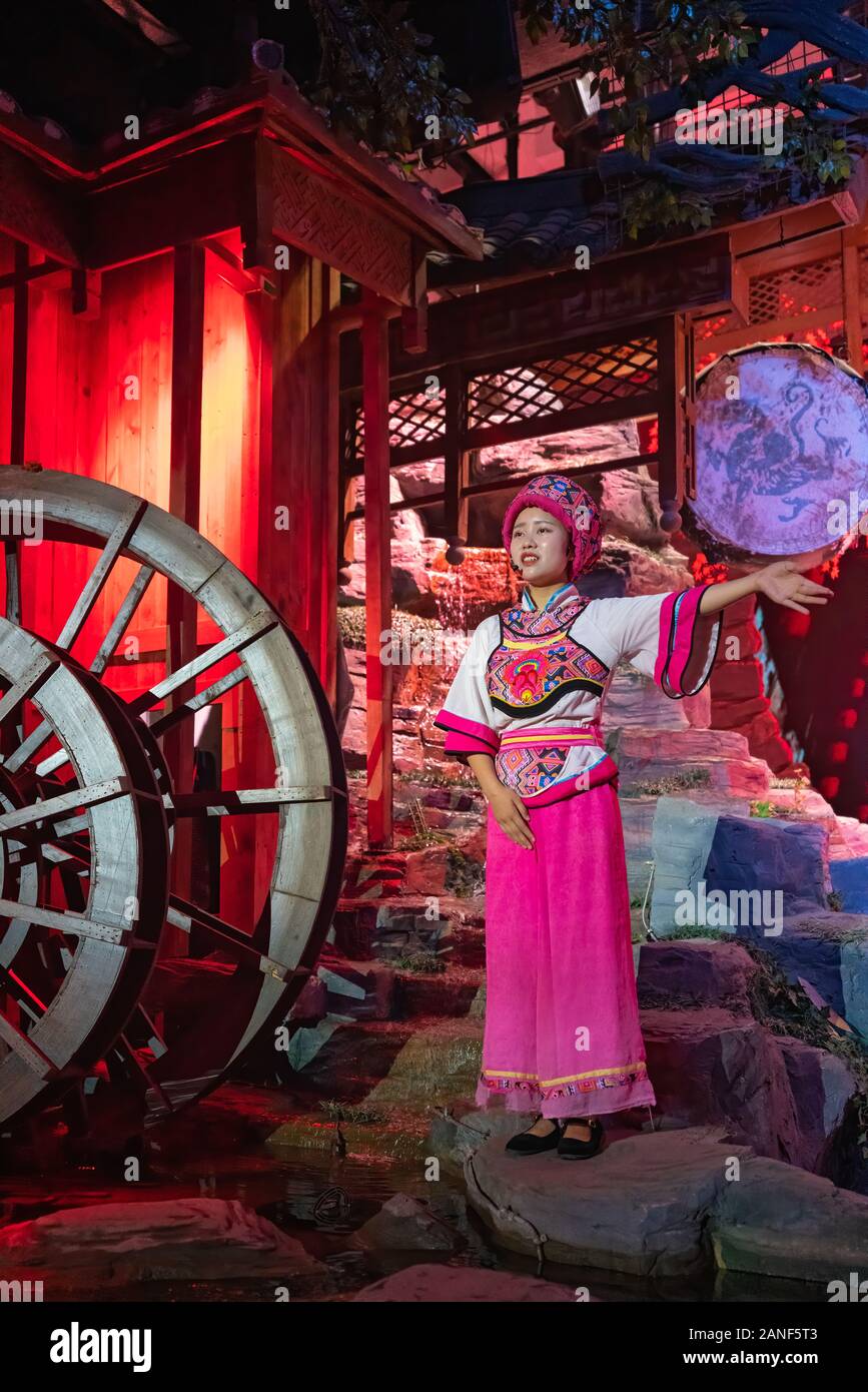 Shannon Stream Minderheitendorf, China - August 2019: Frau in traditioneller Tracht singen während der Stamm der Drei Schluchten folk zeigen gekleidet, in Stockfoto